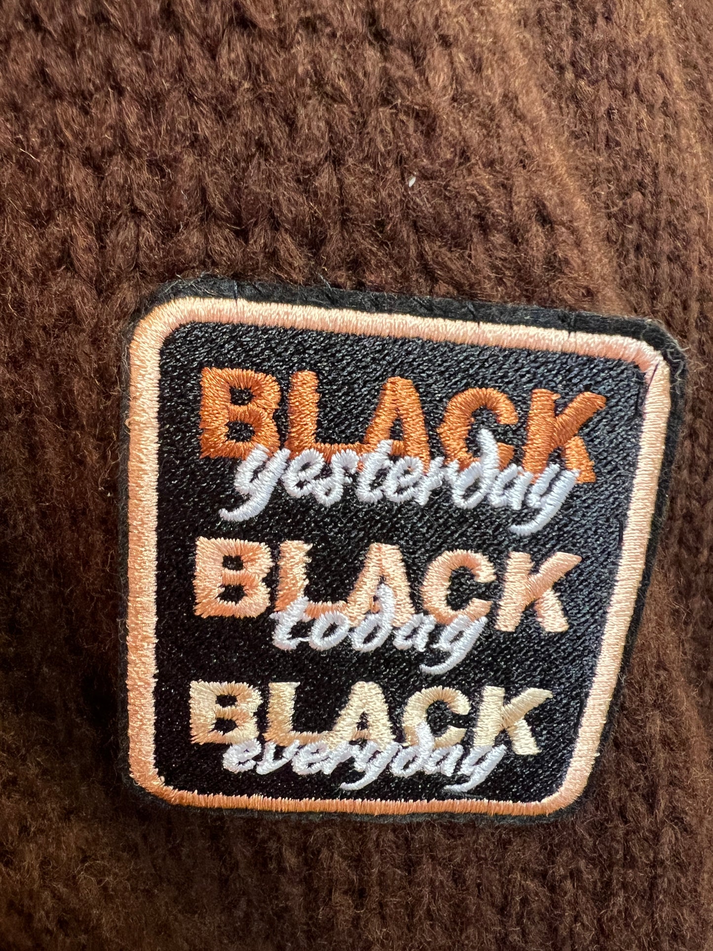 ABpink 🩷maglia over cioccolato con profili grigi con applicazioni patch teddy con cappellino, cuori sacri paillettes e fiori ricamati