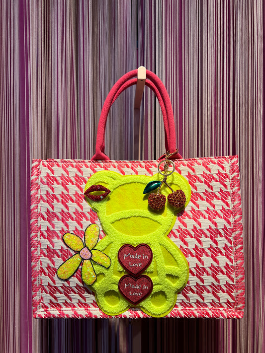 Borsa in tessuto con tracolla pied de poule bianco e fucsia , charms , spilla e patch