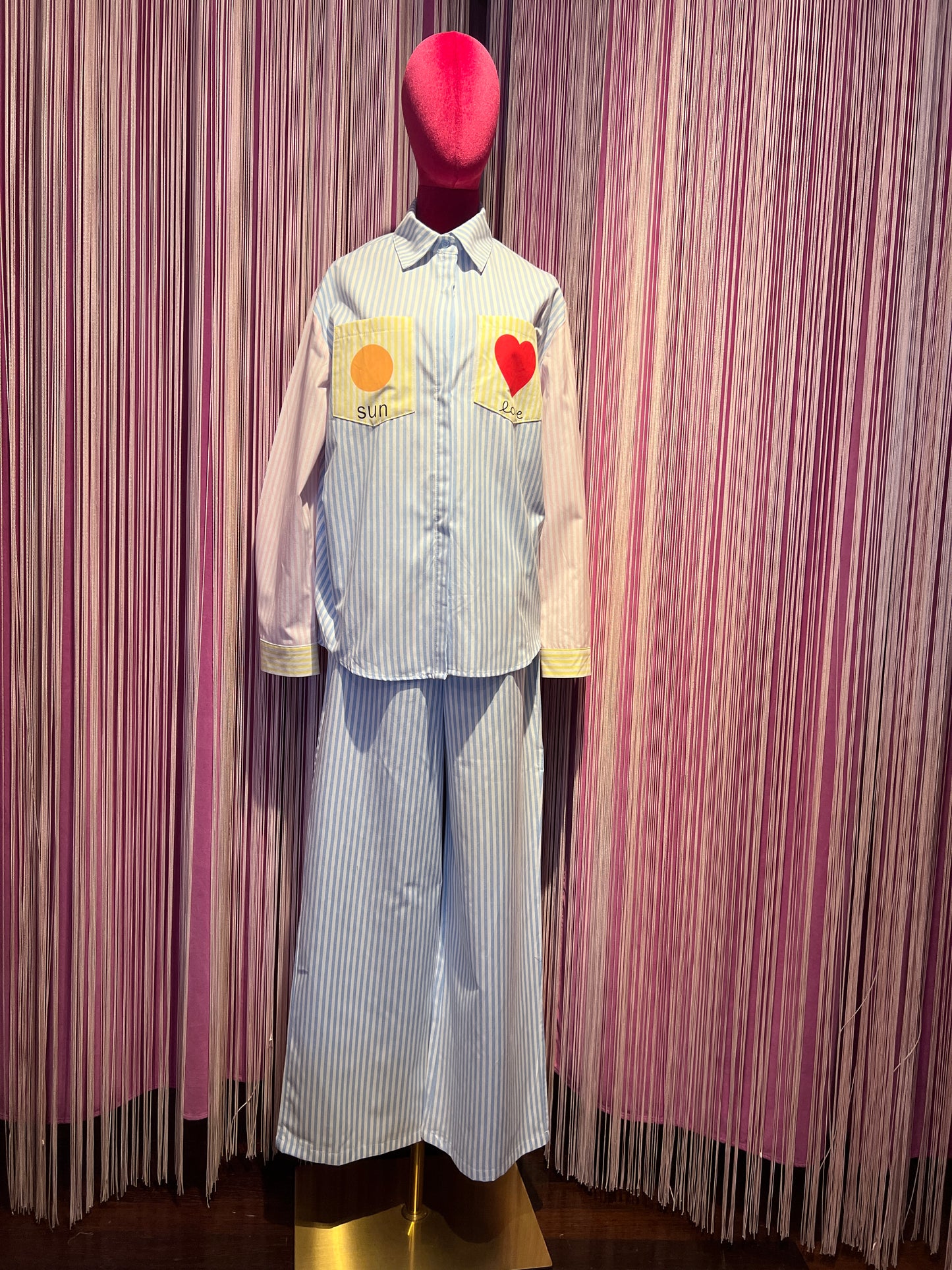 Mon amour Paris completo camicia a righe bianco e celeste rosa e bianco e giallino e bianco con tasche cuore e sole , pantalone a righe celeste e bianco con elastico in vita tasche con scritta bisous bisous