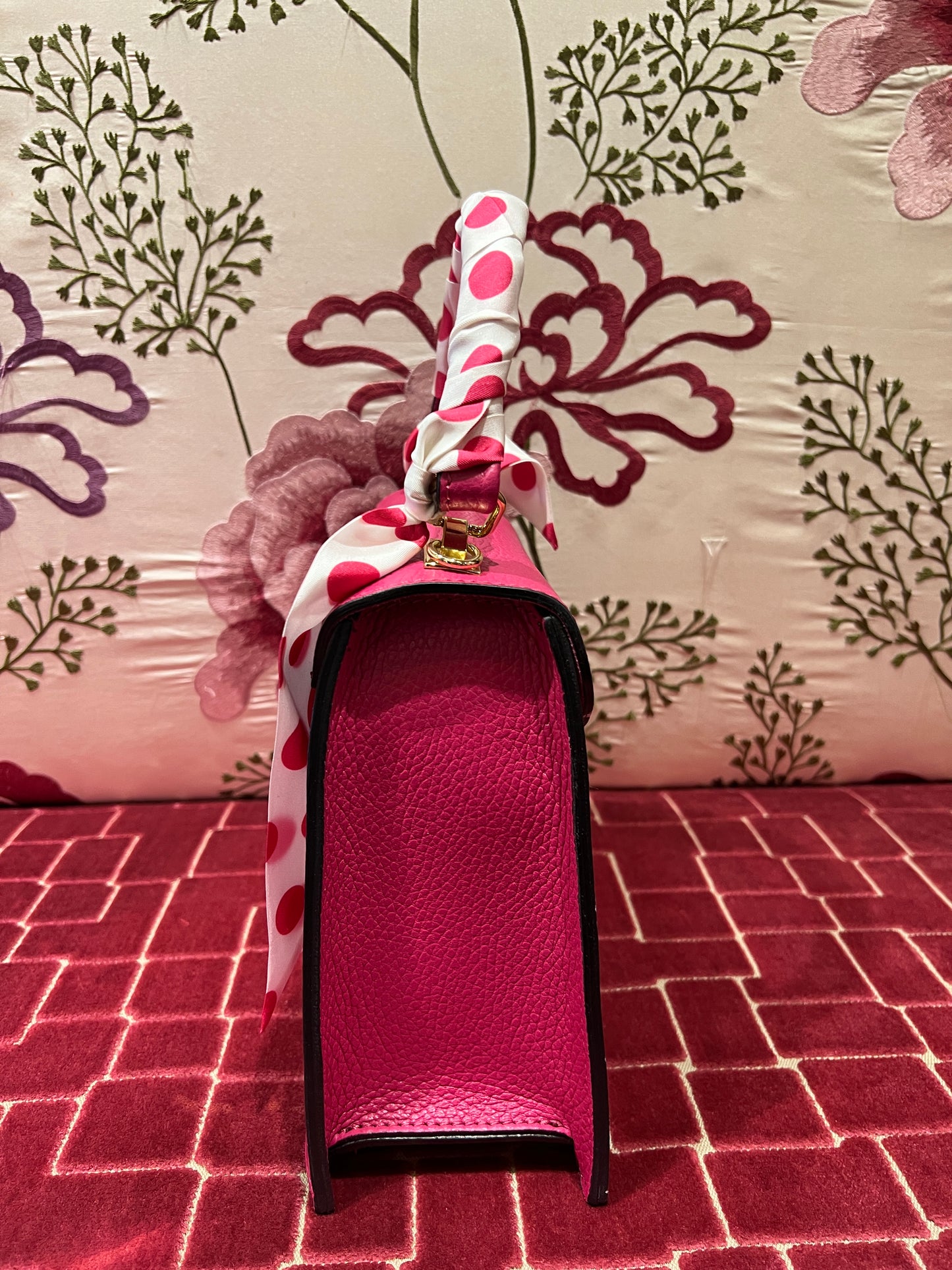 Borsa fucsia -50%dipinta a mano  scritta “Ain’t” con tracollina