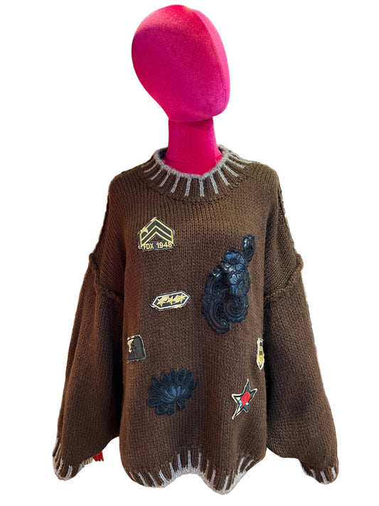 ABpink 🩷maglia over cioccolato con profili grigi, patch mostrine militari e ramage ecopelle