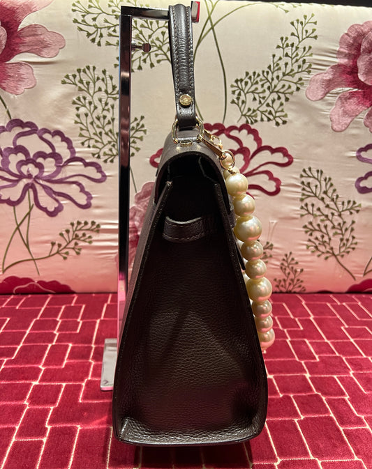 Borsa pelle cioccolato con perle e tracolla