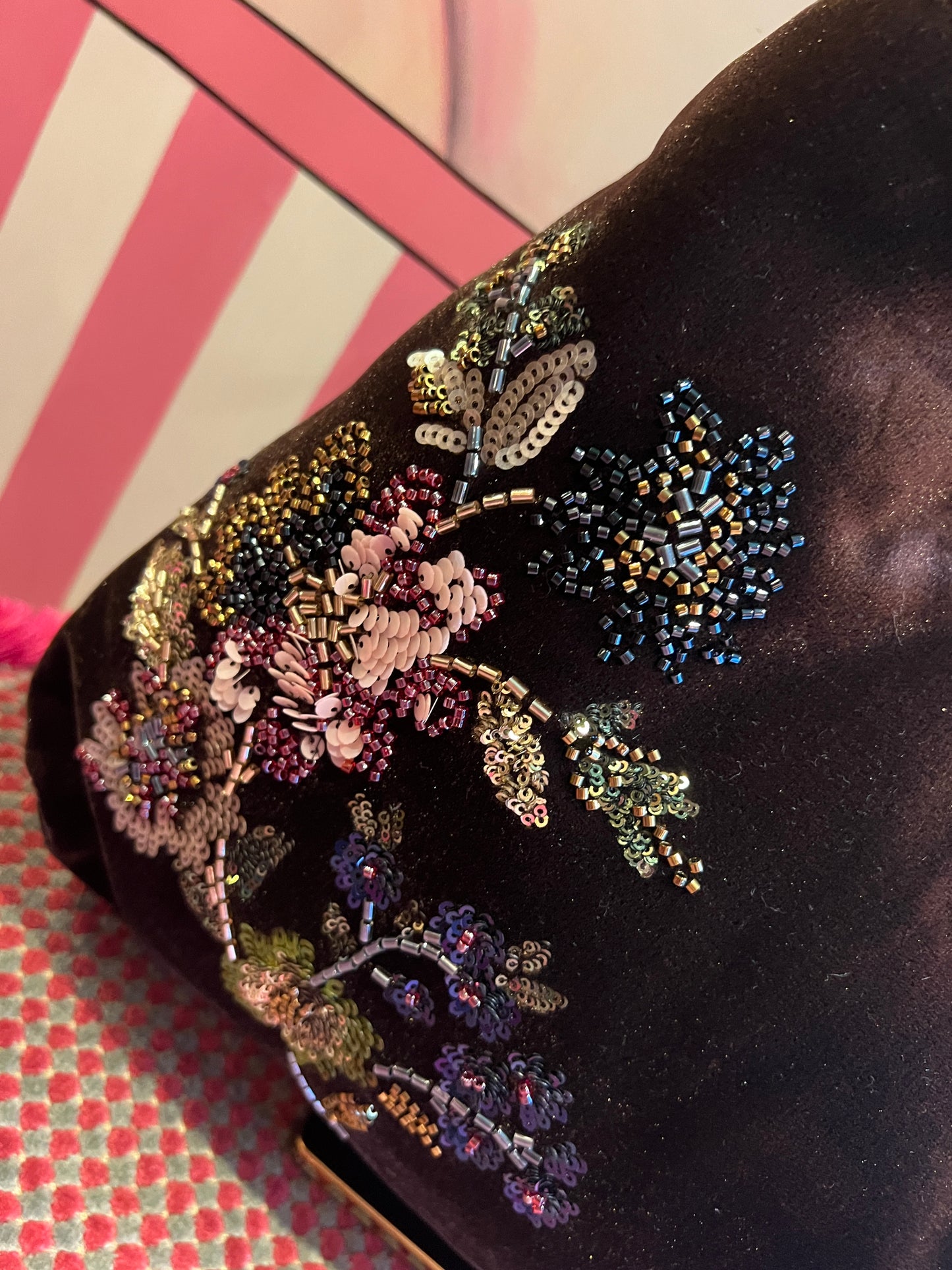 Borsa a spalla di velluto cioccolato con ricami floreali dí paillettes e perline stile orientale con tracollina