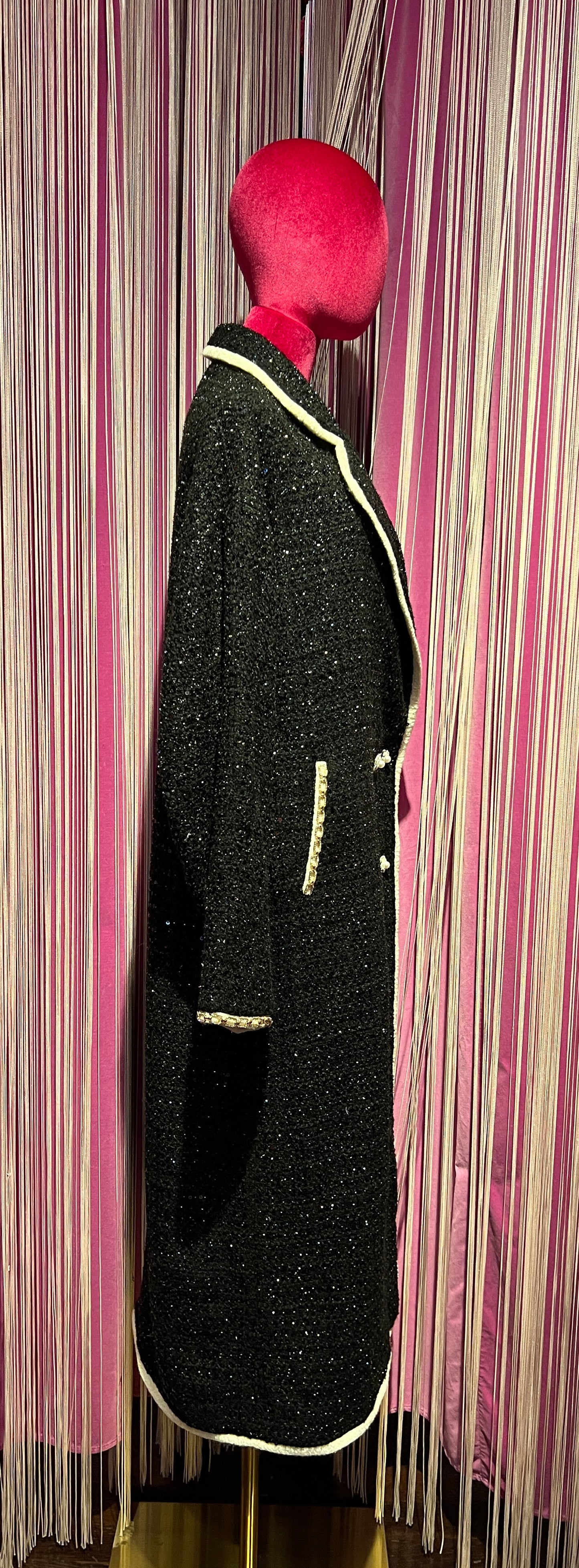 Minime Paris cappotto lungo tweed nero profilo bianco con bottoni camelie strass e perle