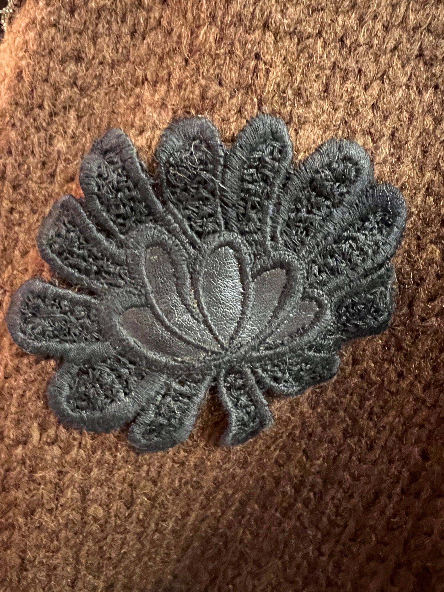 ABpink 🩷maglia over cioccolato con profili grigi, patch mostrine militari e ramage ecopelle