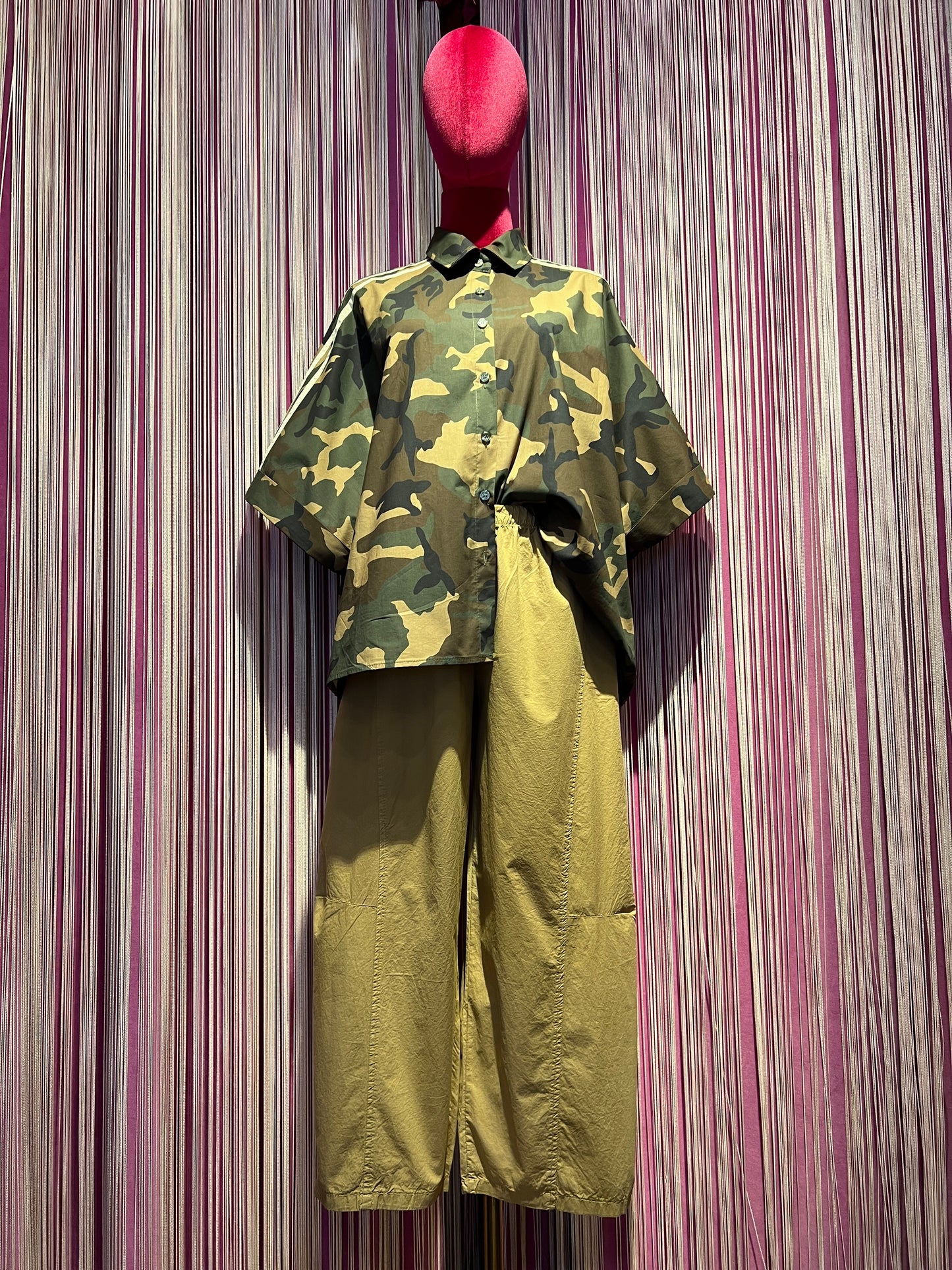 Mon amour Paris completo camicia camouflage con applicazione farfalla paillettes dietro e pantalone largo con elastico in vita