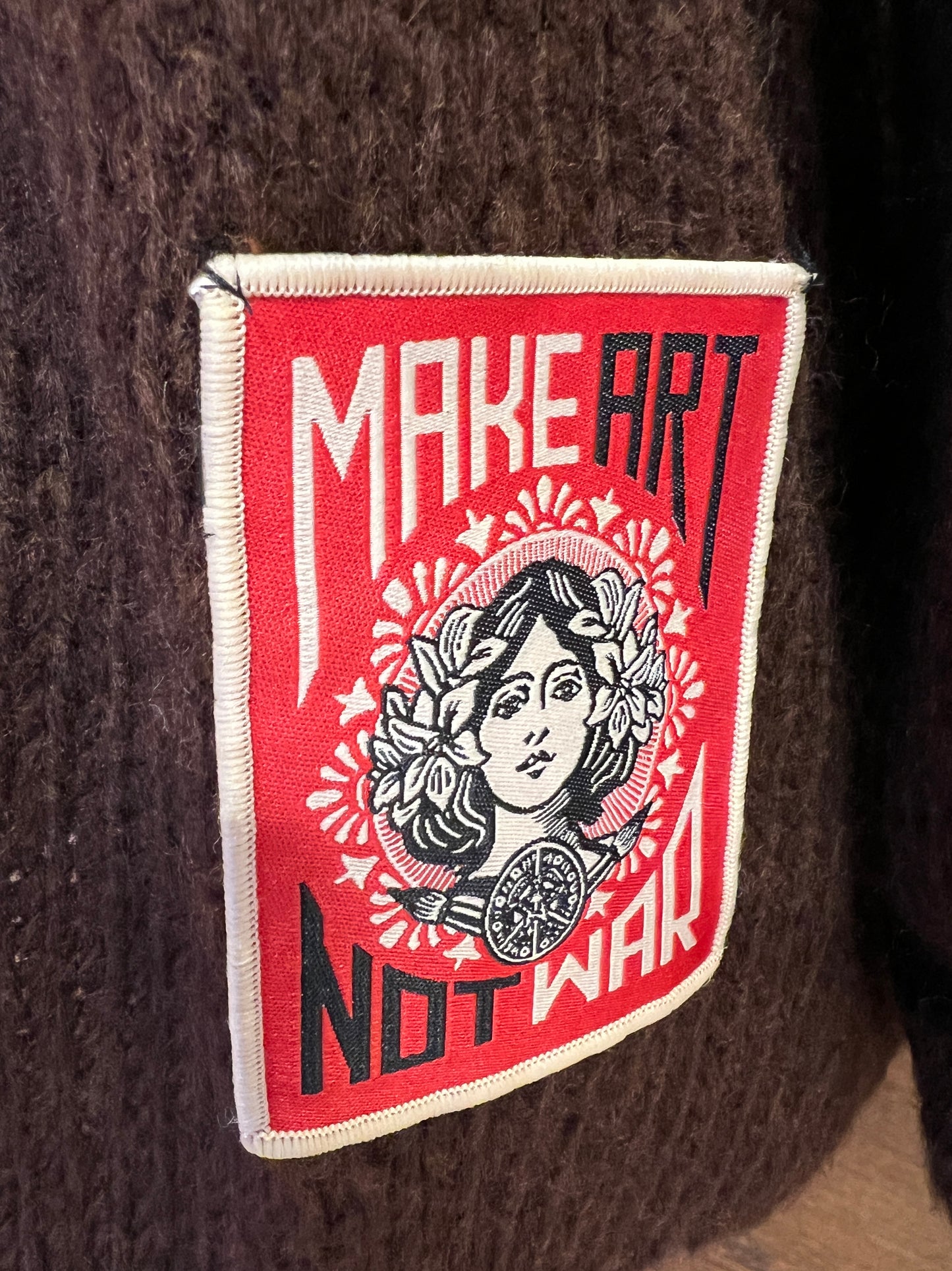 ABpink 🩷 maglia over cioccolato con profili grigi con pacht teddy e cuori sacri perline