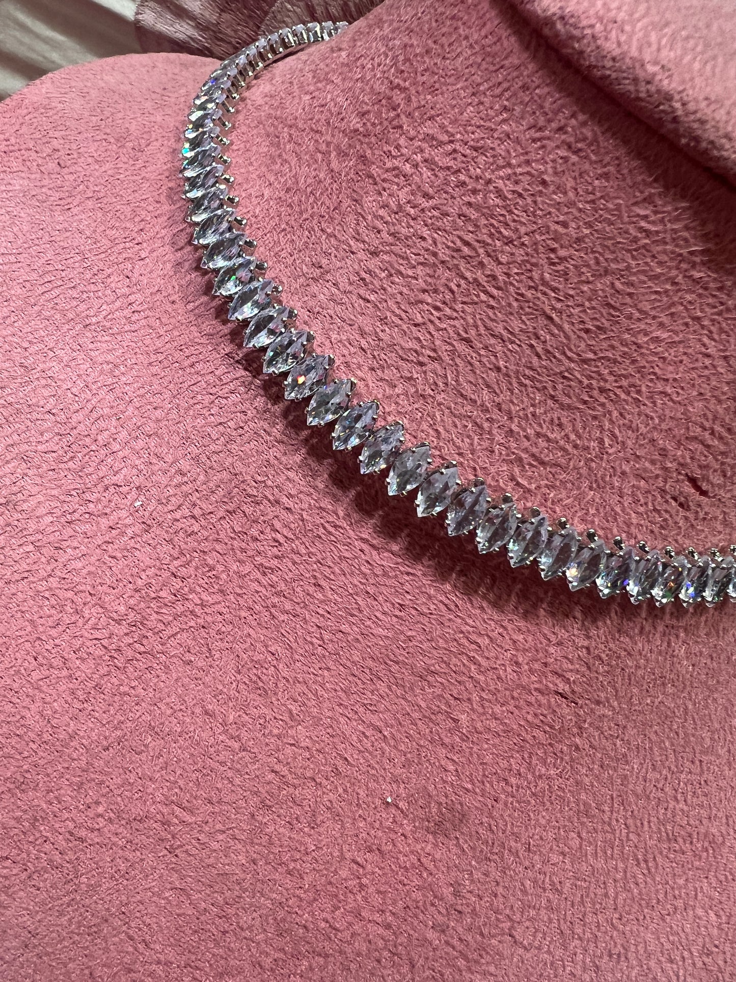 Collarino montatura metallo colore argento con zirconi a goccia