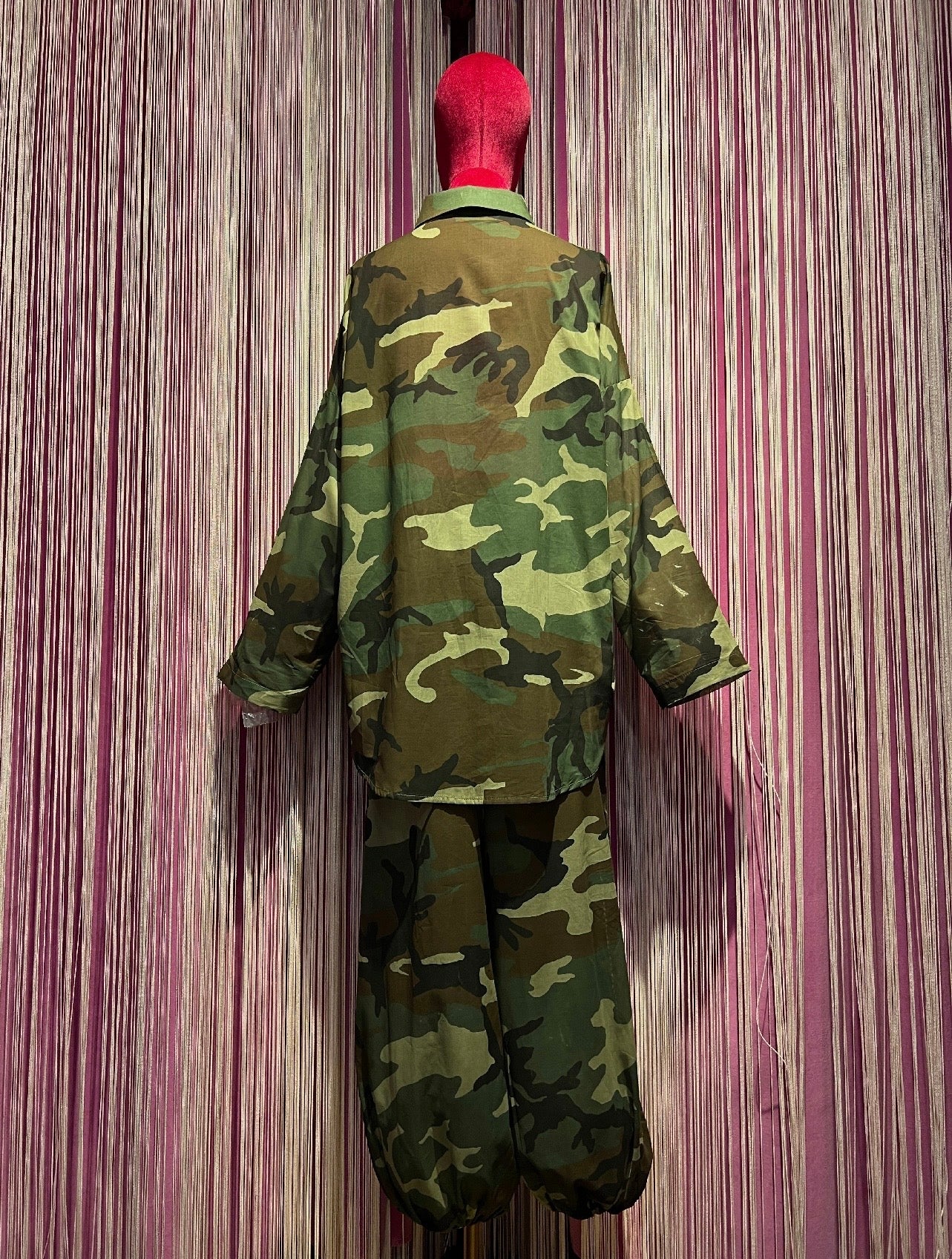 Mon amour Paris completo camouflage con dettagli crochet camicia over con stella nera e pantalone con elastico in vita e caviglia