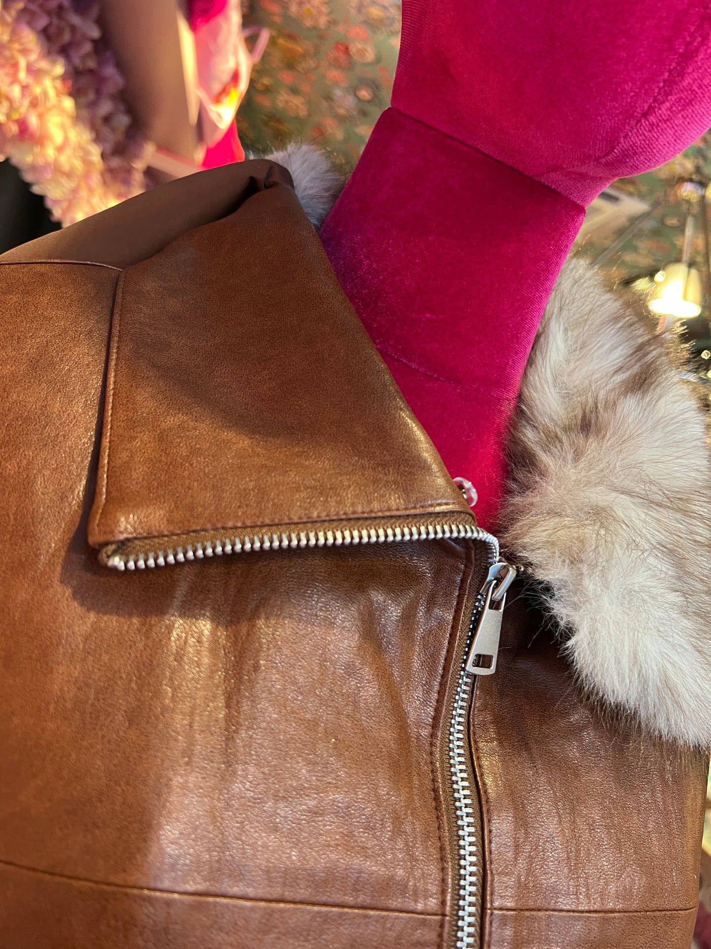 Mon amour Paris gilet ecopelle color cuoio con collo ecopelliccia rimovibile