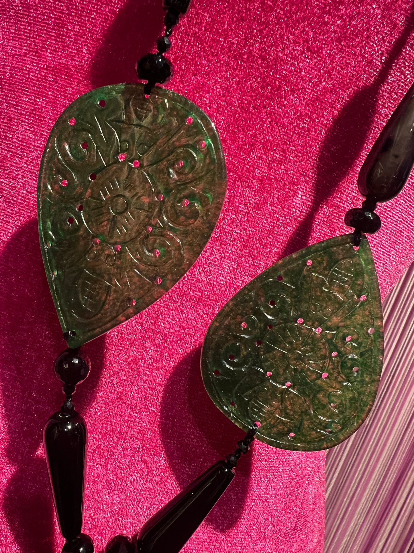 Collana pietre dure nere ed elementi verdi intarsiati