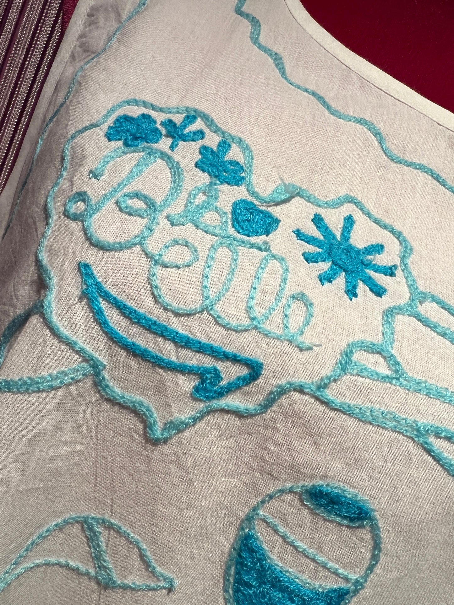 Be-sunset -20% di sconto  abito bianco in cotone con scritta ricamata turchese senza maniche