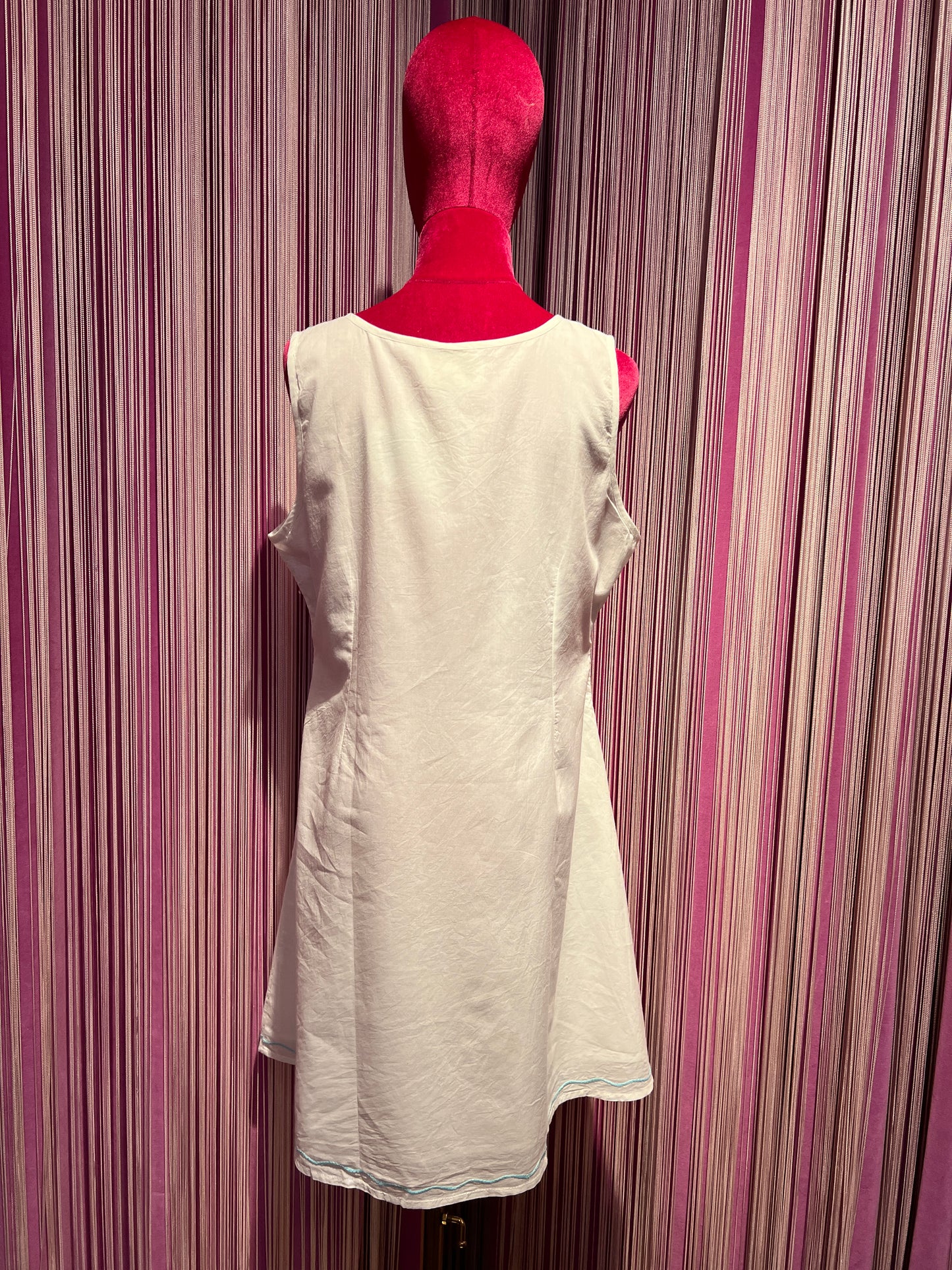 Be-sunset -20% di sconto  abito bianco in cotone con scritta ricamata turchese senza maniche