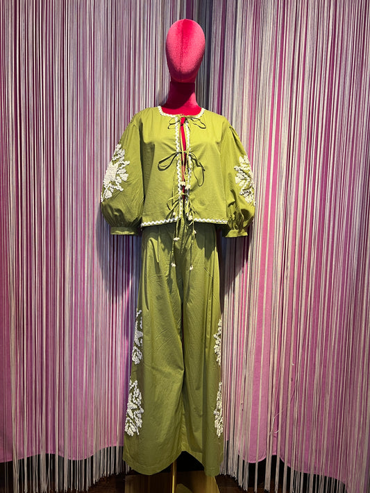 Sincere Paris completo cotone verde oliva camicia chiusura laccetti con decorazione passamaneria e pantalone