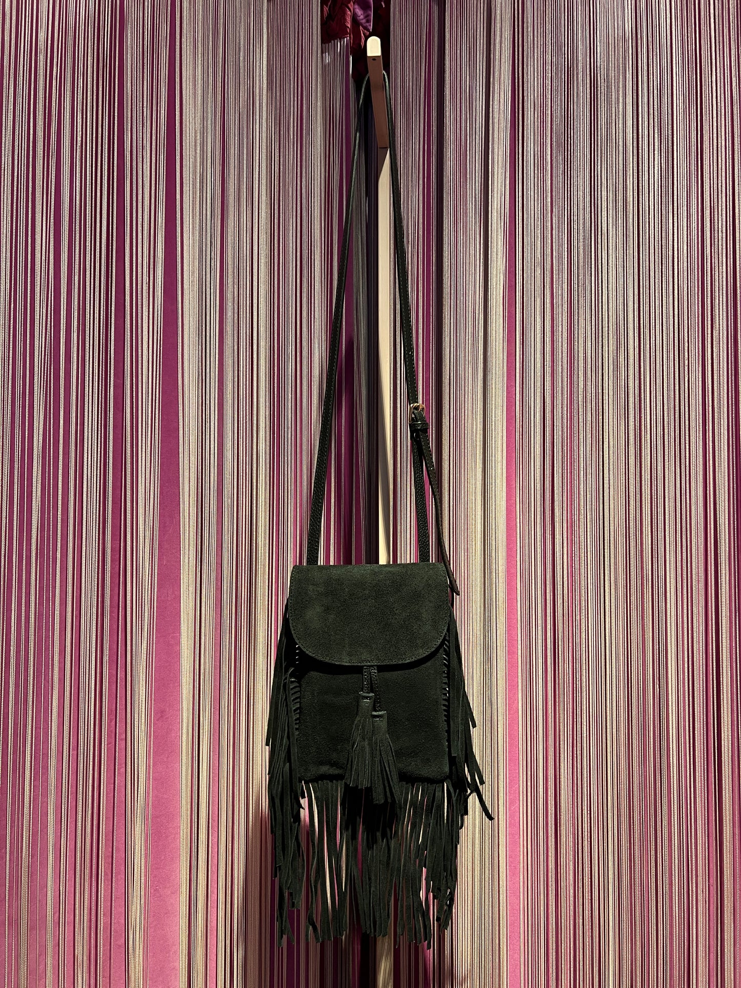 Love & roses borsa tracollina in suede con frange, nappina e mini pochette, colore nero