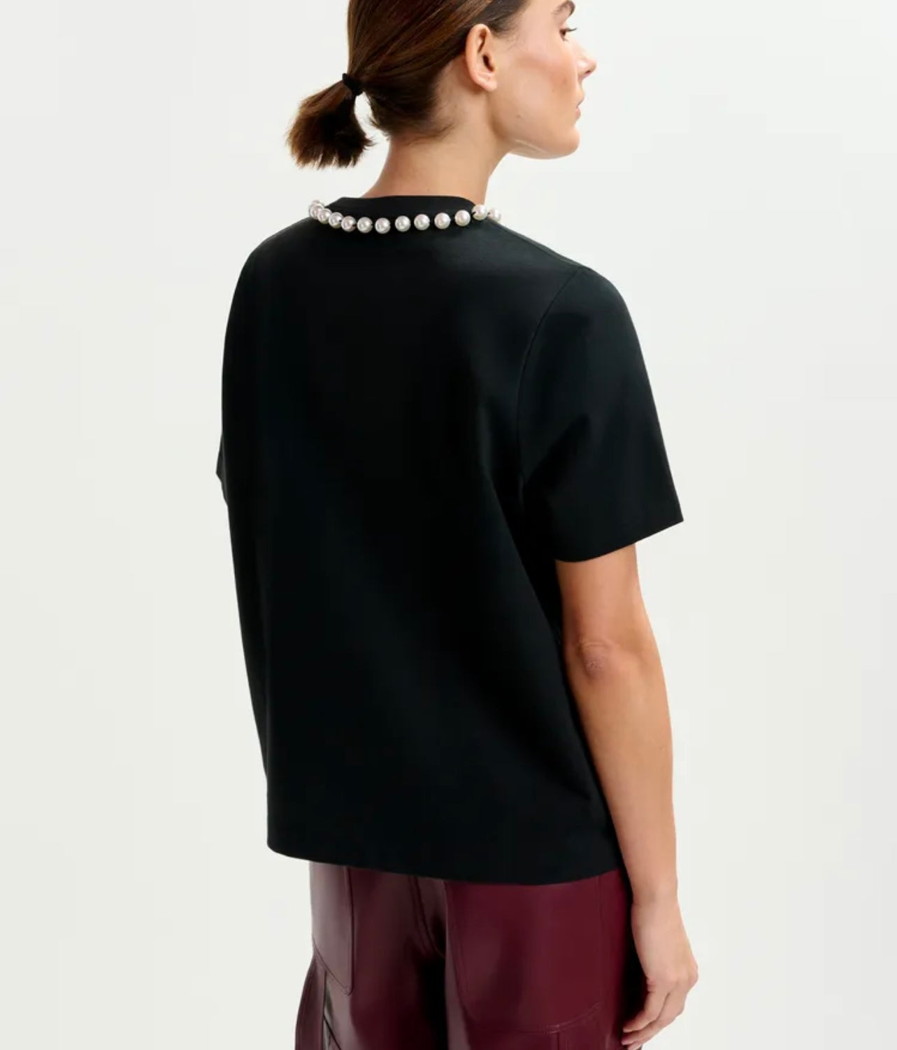 Essentiel antwerp t shirt nera con stampa “ Huh?” e decorazione perle