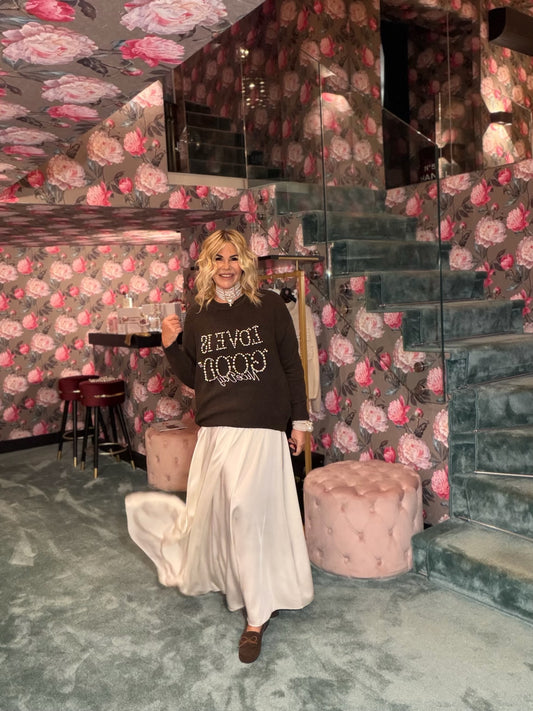 The room completo maglia marrone con scritta perle “Love is good” e gonna lunga panna con elastico