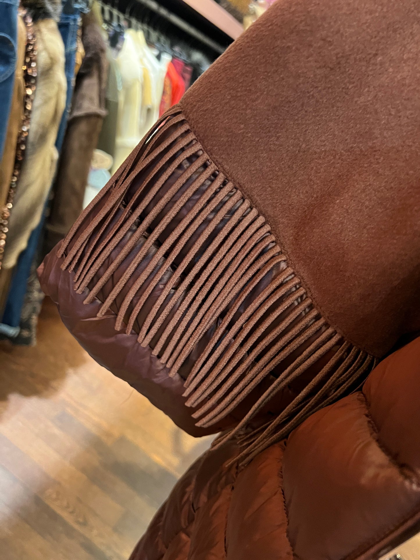 The room piumino con cappuccio cioccolato manica con frange