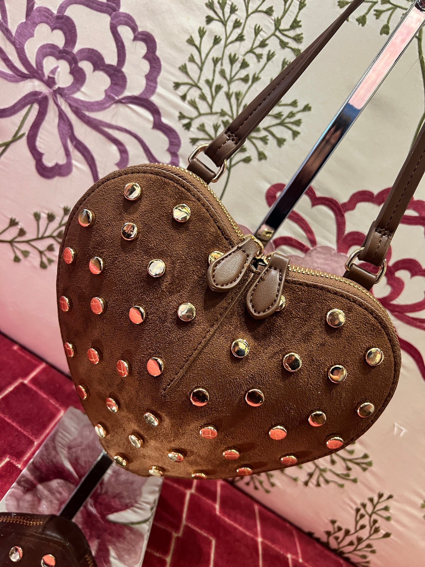 Borsa a forma di cuore con borchie scamosciata con tracolla marrone chiaro
