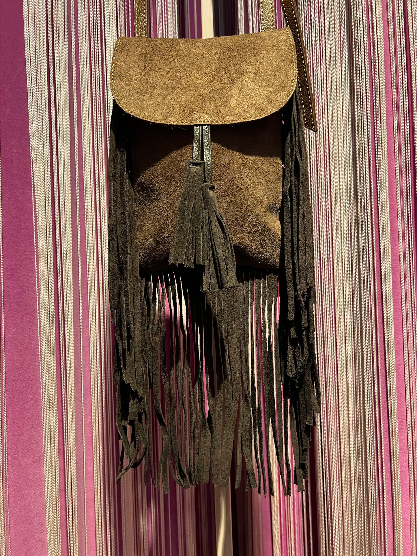 Love & roses borsa tracollina in suede con frange , nappina e mini pochette , colore marrone