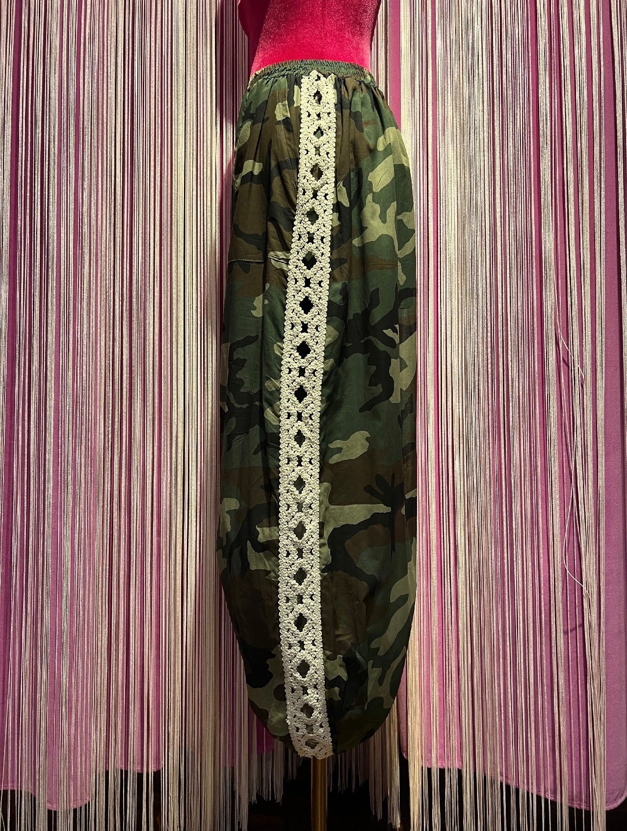 Mon amour Paris completo camouflage con dettagli crochet camicia over con stella nera e pantalone con elastico in vita e caviglia