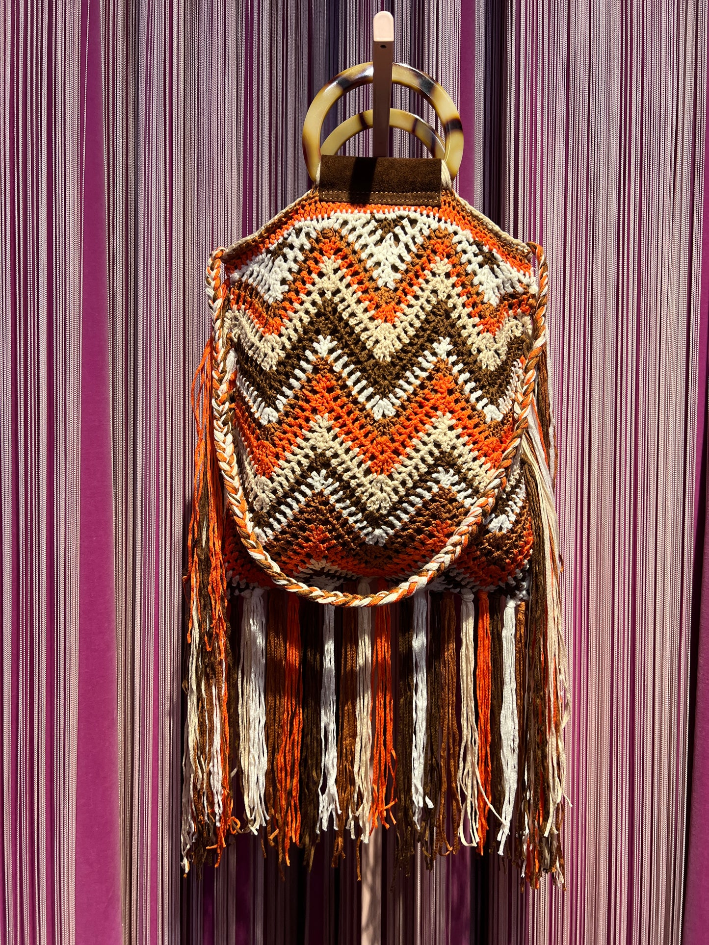 Borsa crochet con frange foderata con tracolla, manici semicircolari in resina , marrone/arancio / panna e beige