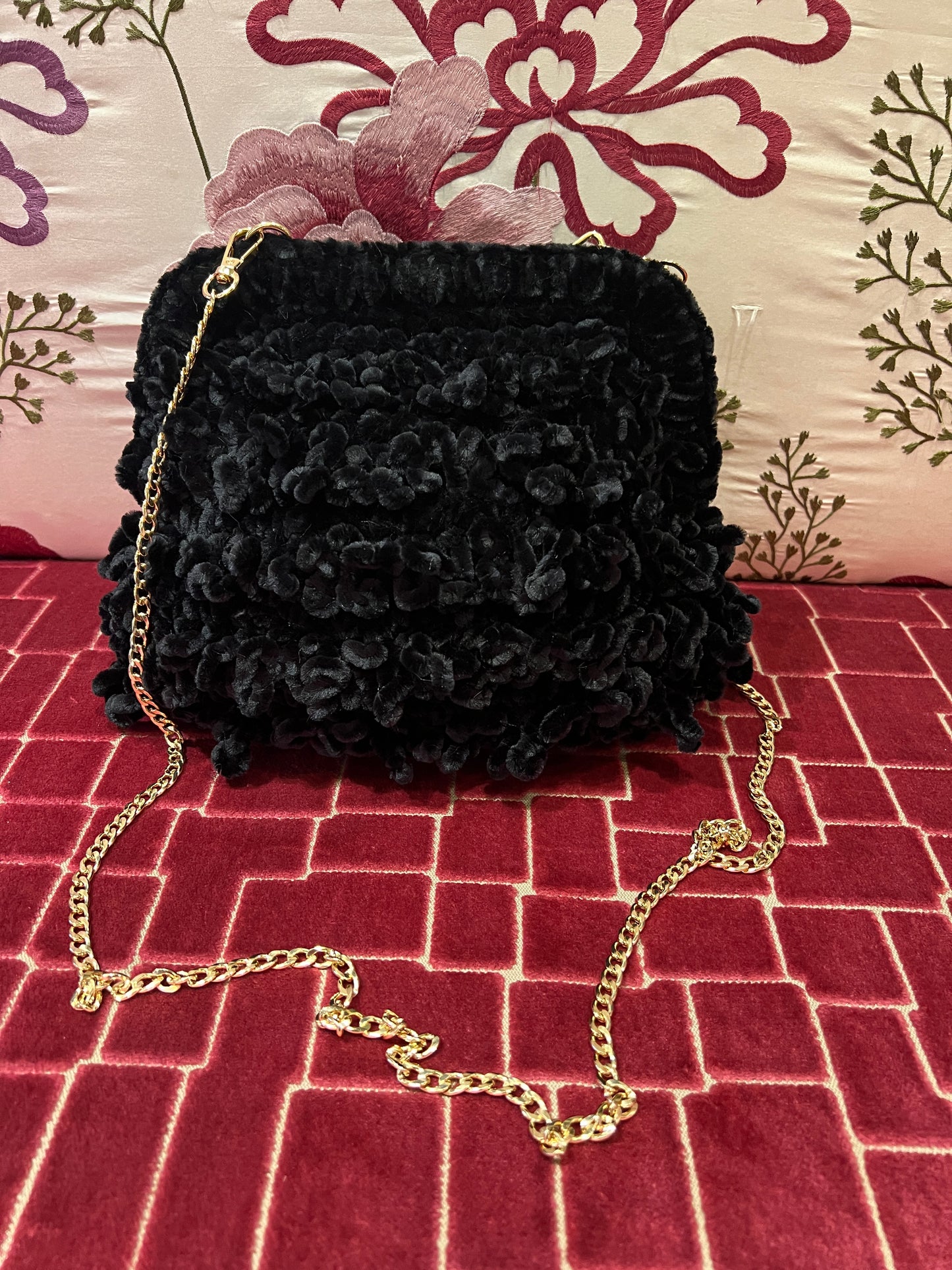 Clutch con tracollina dorata in ciniglia nera