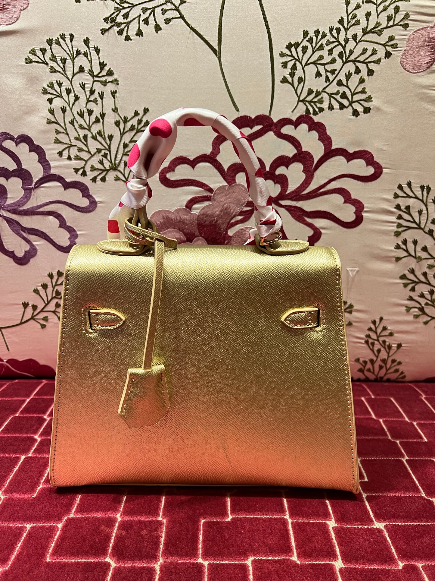Borsa oro dipinta a mano con scritta  “ Fake Hermes “ bianca con tracollina