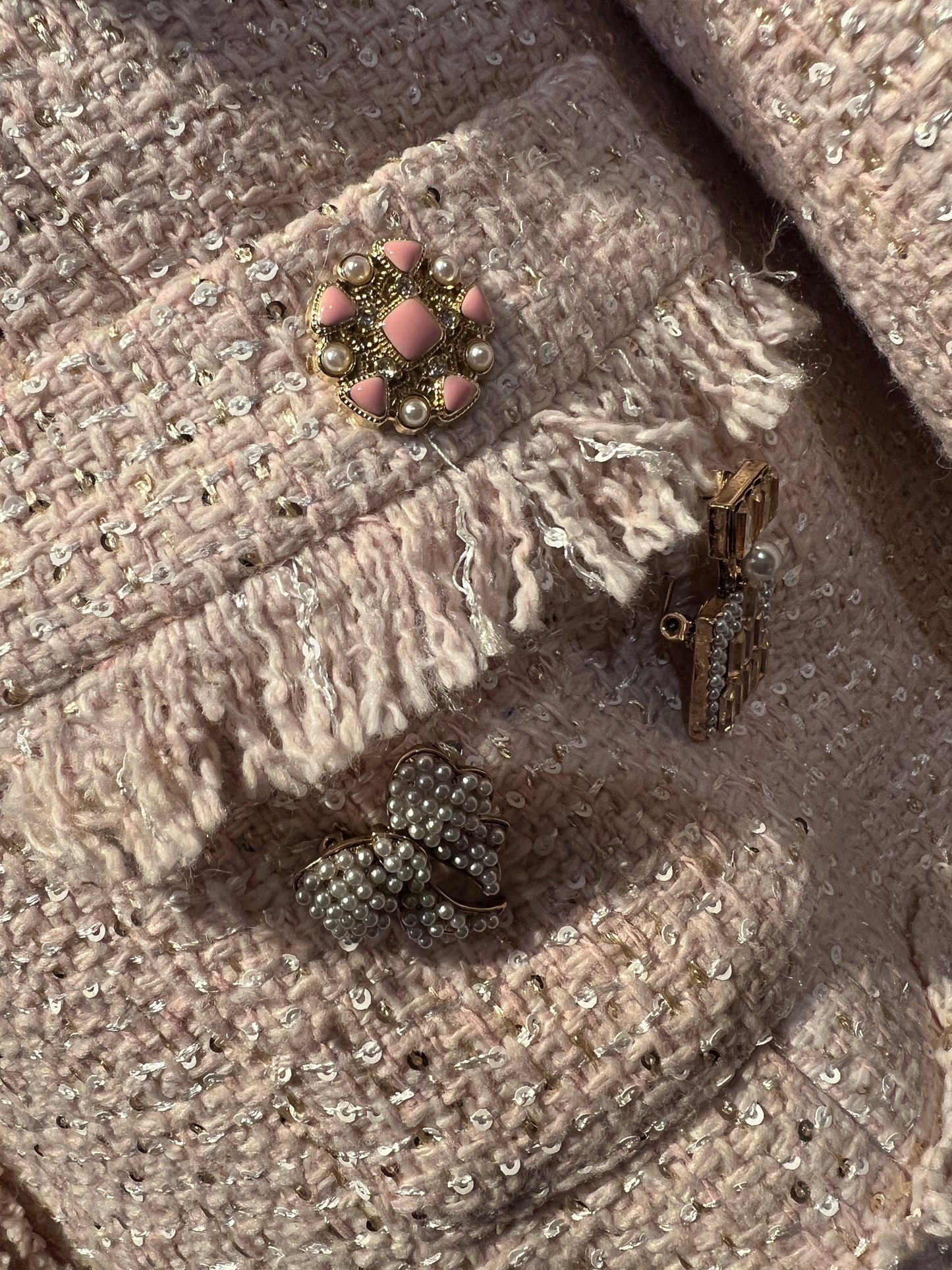 ABpink🩷 giacca in tweed boucle’ rosa con applicazioni spille e pon pon rosa