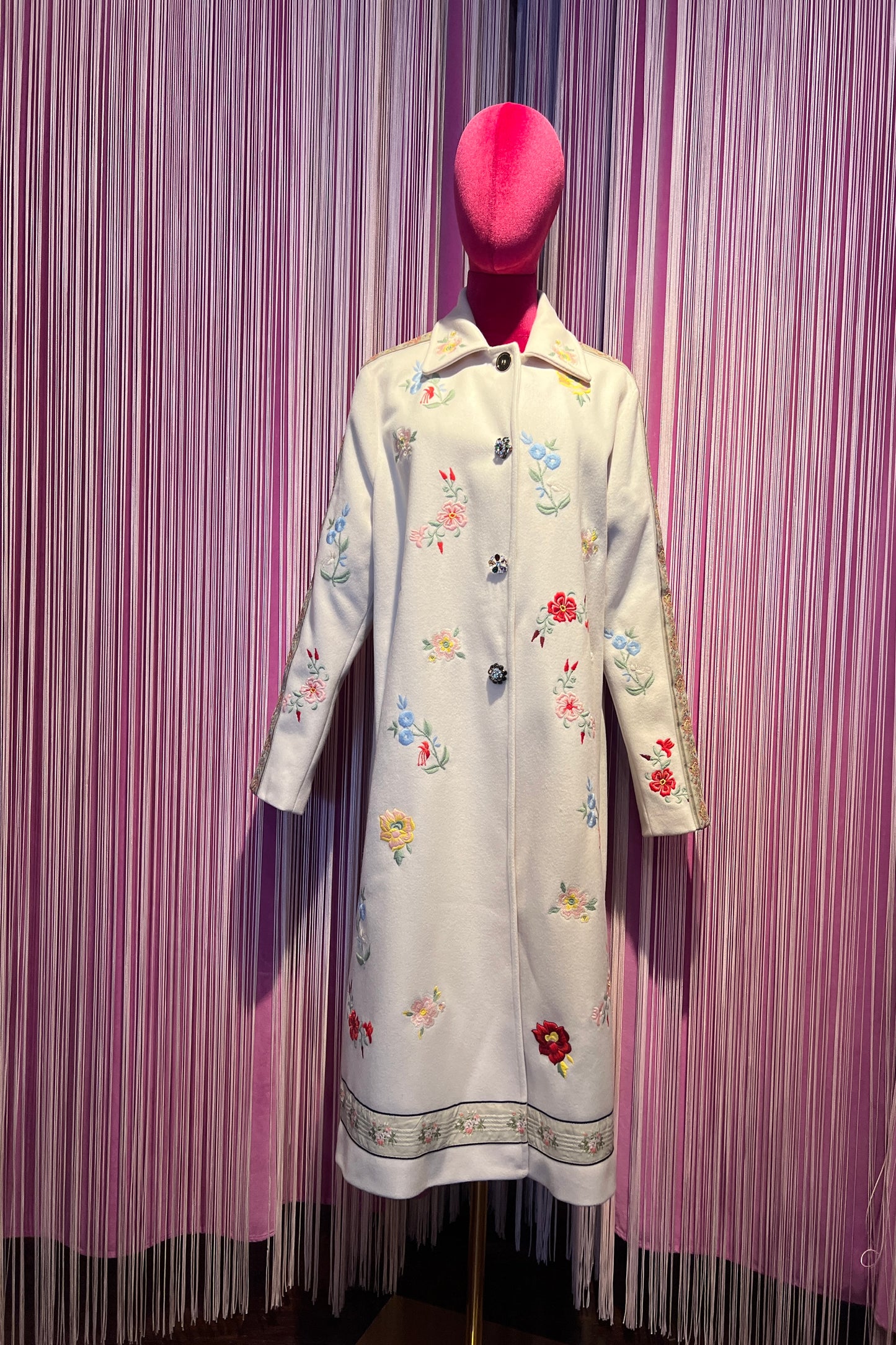5 Progress cappotto lungo crema con decorazioni floreali e bottoni gioiello