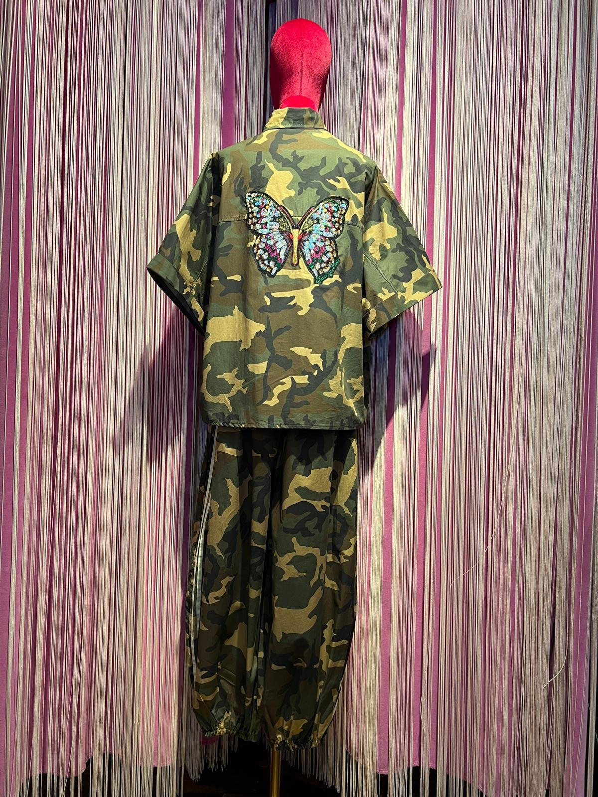 Mon amour Paris completo camouflage camicia manica corta con applicazione patch farfalla e pantalone con elastico in vita e in fondo banda laterale bianca