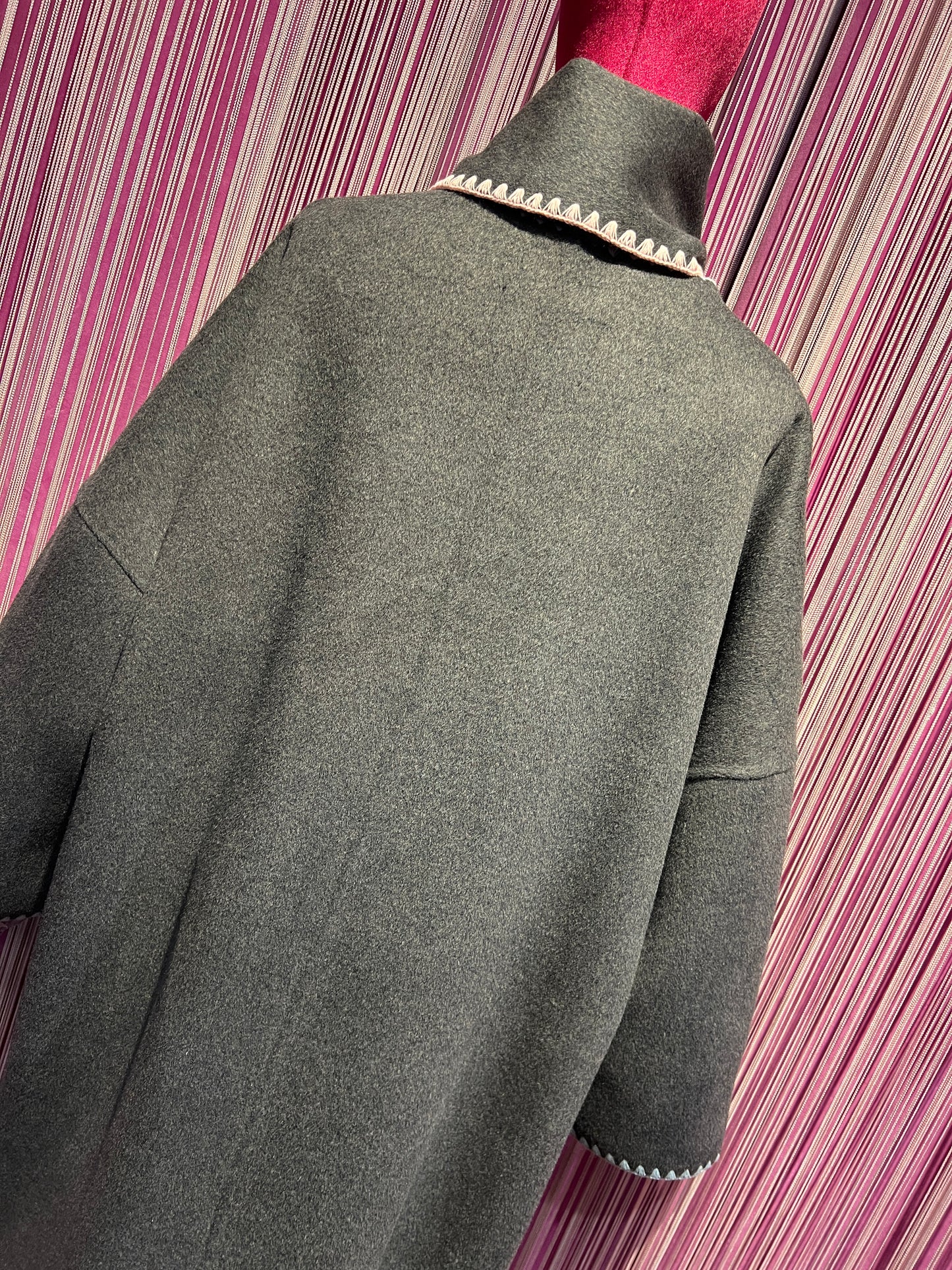 Sincere Paris cappotto con sciarpa rimovibile grigio scuro con bordi rosa e celesti