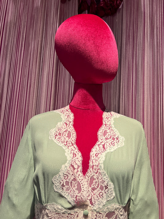 Pink memories abito lungo verde salvia con pizzo a contrasto