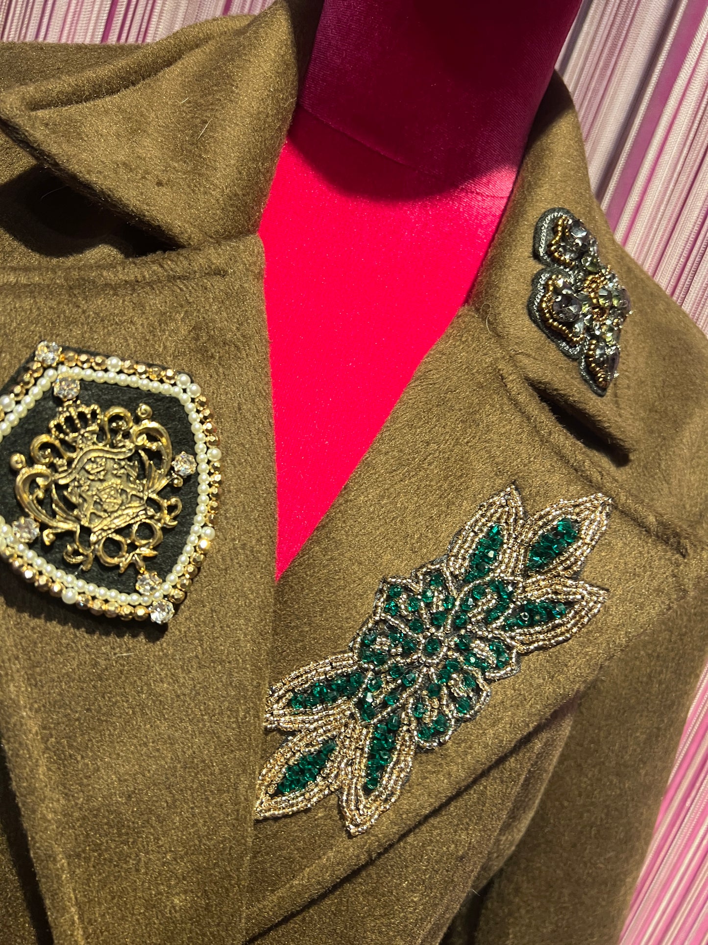 ABpink 🩷cappotto doppiopetto cioccolato patch teddy , perline e tessuto GG