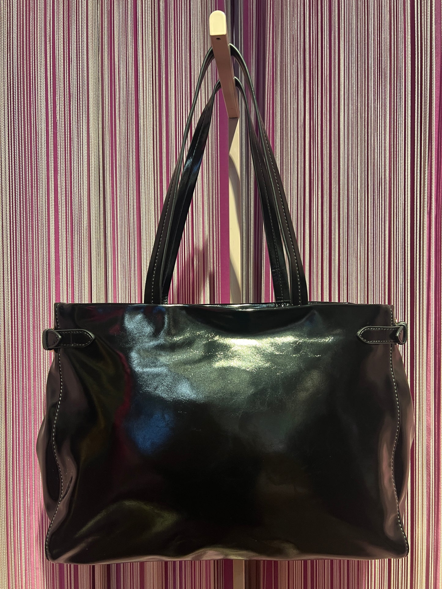 Rue Madam Paris borsa shopping ecopelle nera due manici con catene oro e charms