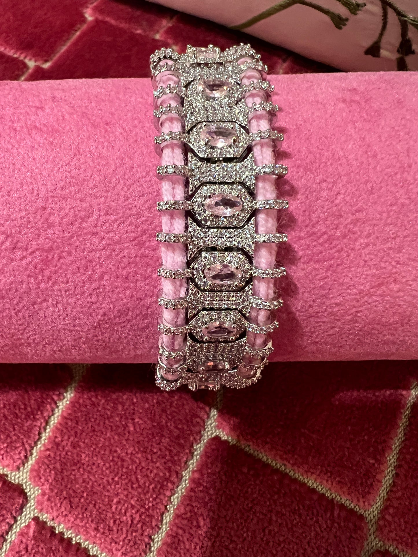 Bracciale regolabile in pavé di cristalli e pietre rosa montato su cordoncino rosa