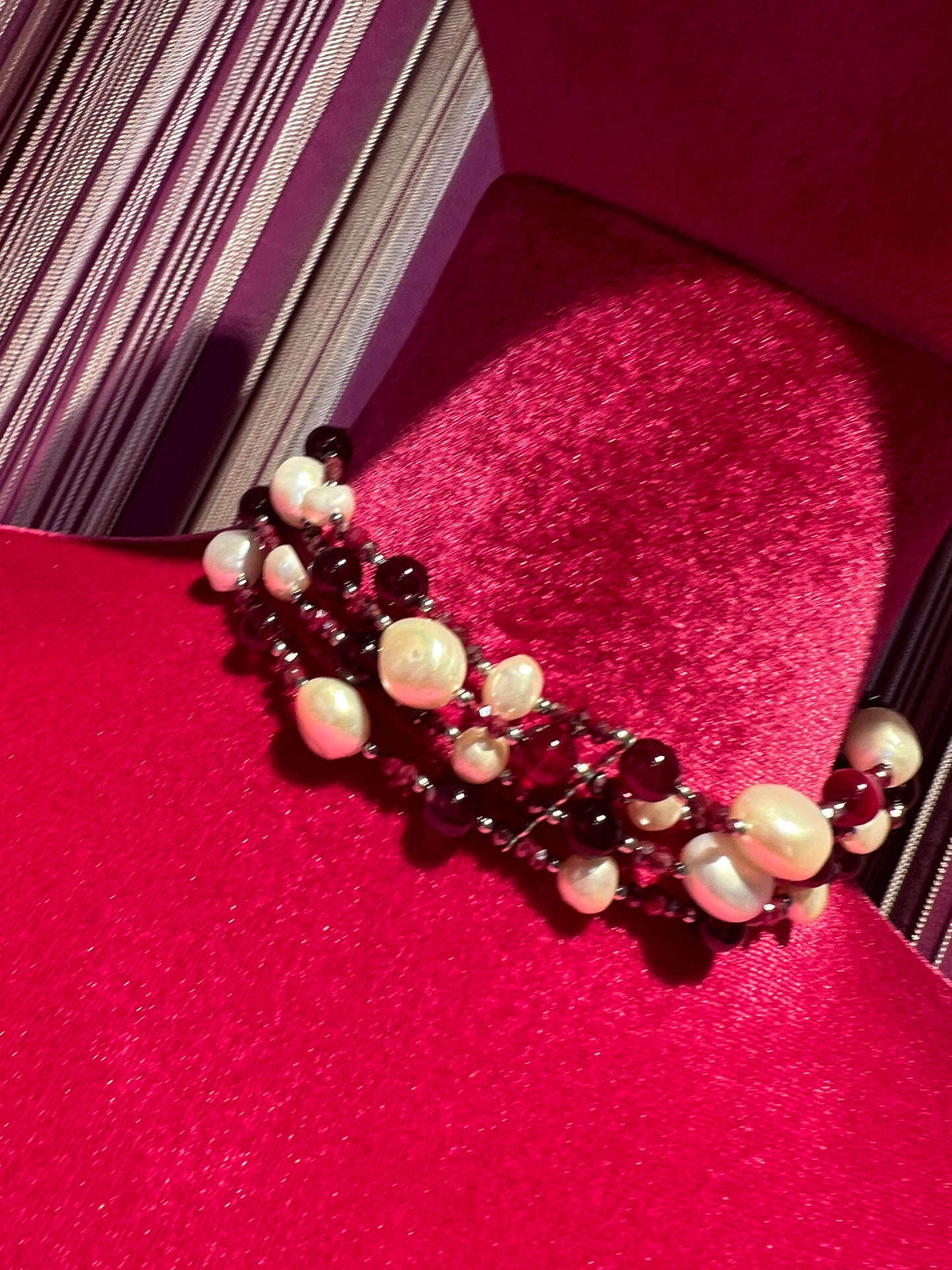Choker pietre dure burgundi e perle
