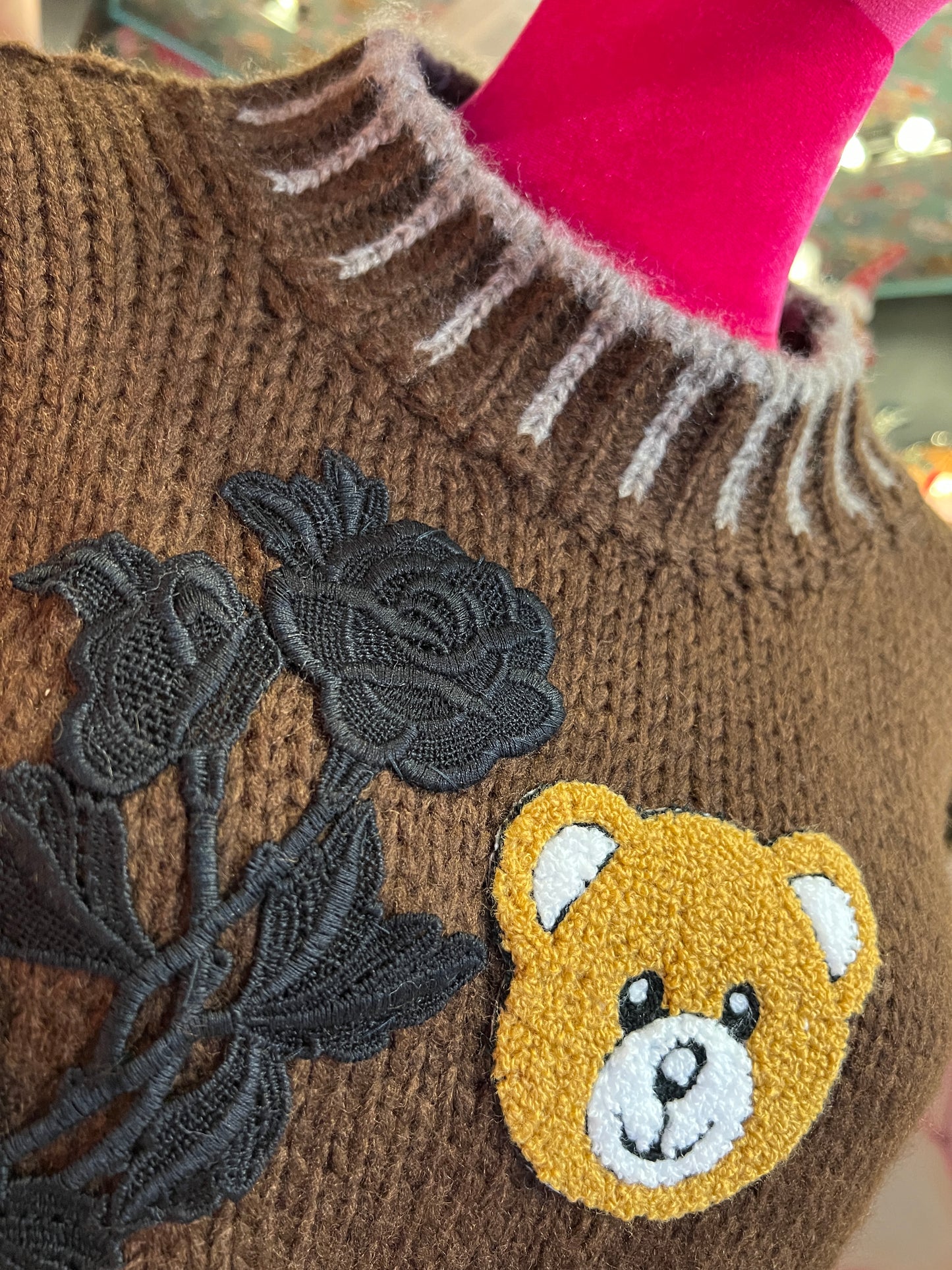 ABpink 🩷maglia over cioccolato con profili grigi , patch teddy , patch ramage ricamato e patch cristalli e paillettes