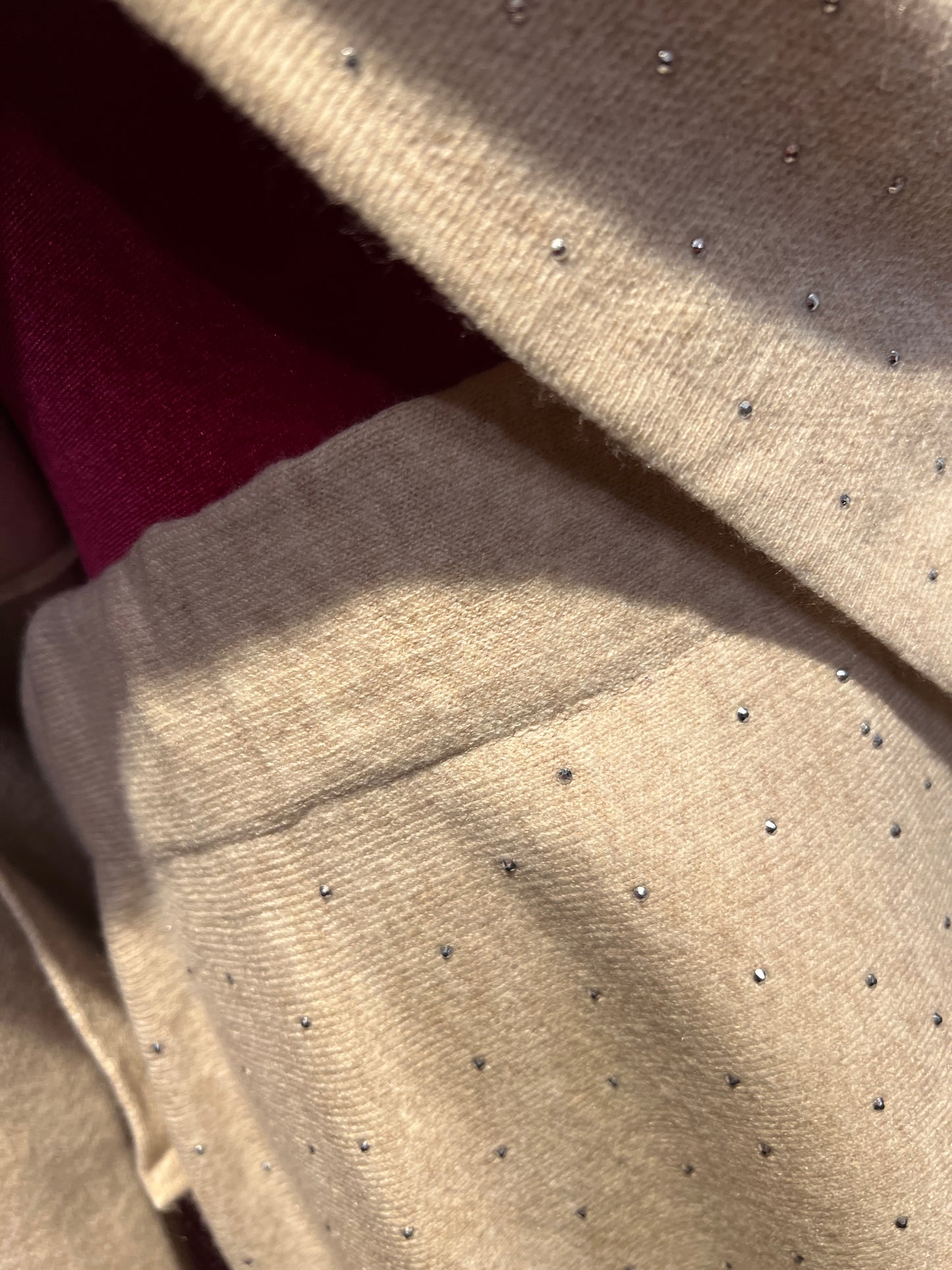 The room completo nocciola beige con decorazioni micro cristalli maglia e gonna lunga svasata con elastico in vita