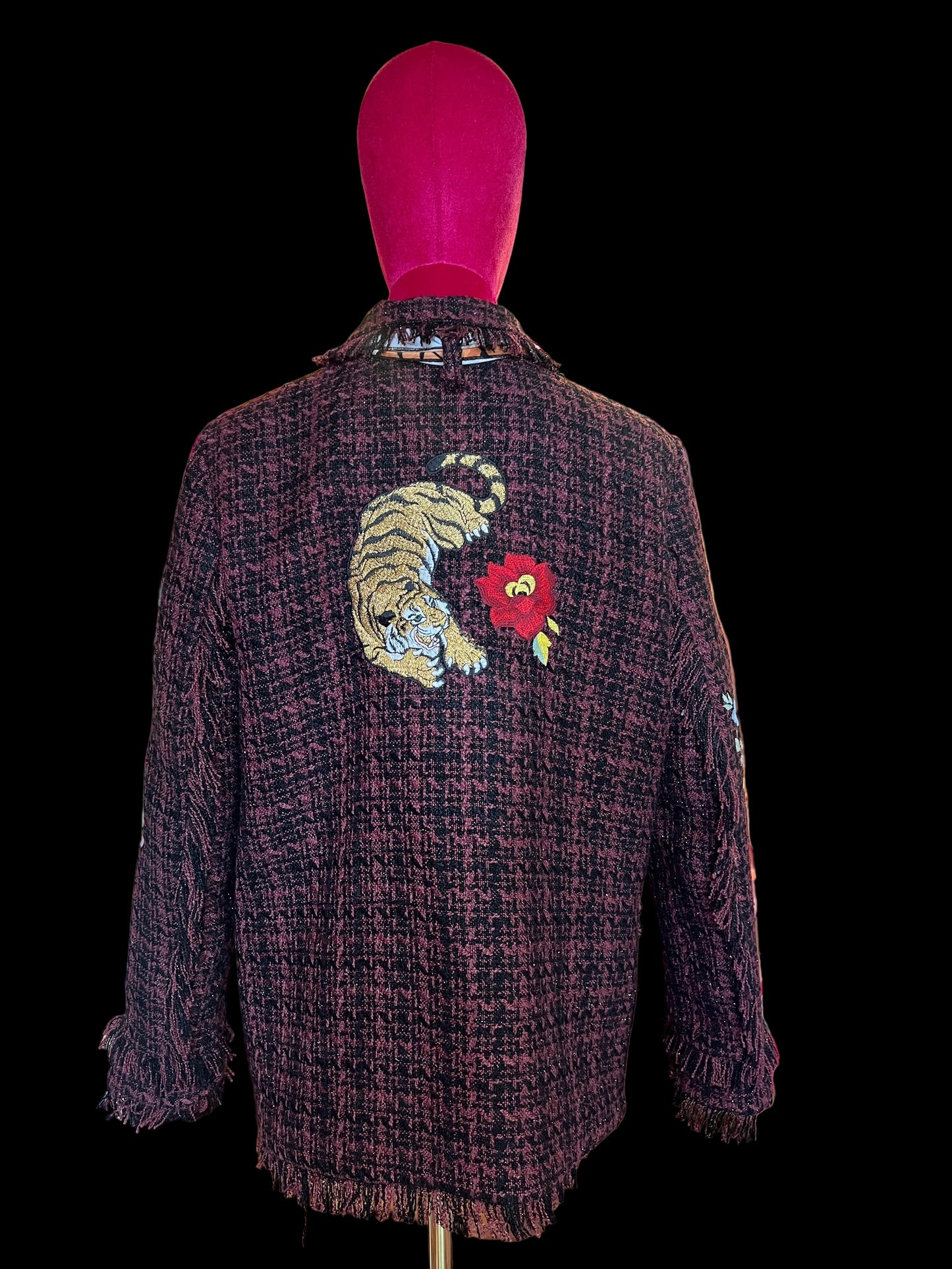 5 Progress giacca boucle burgundy e nero con decorazioni floreali e patch tigre sul dietro
