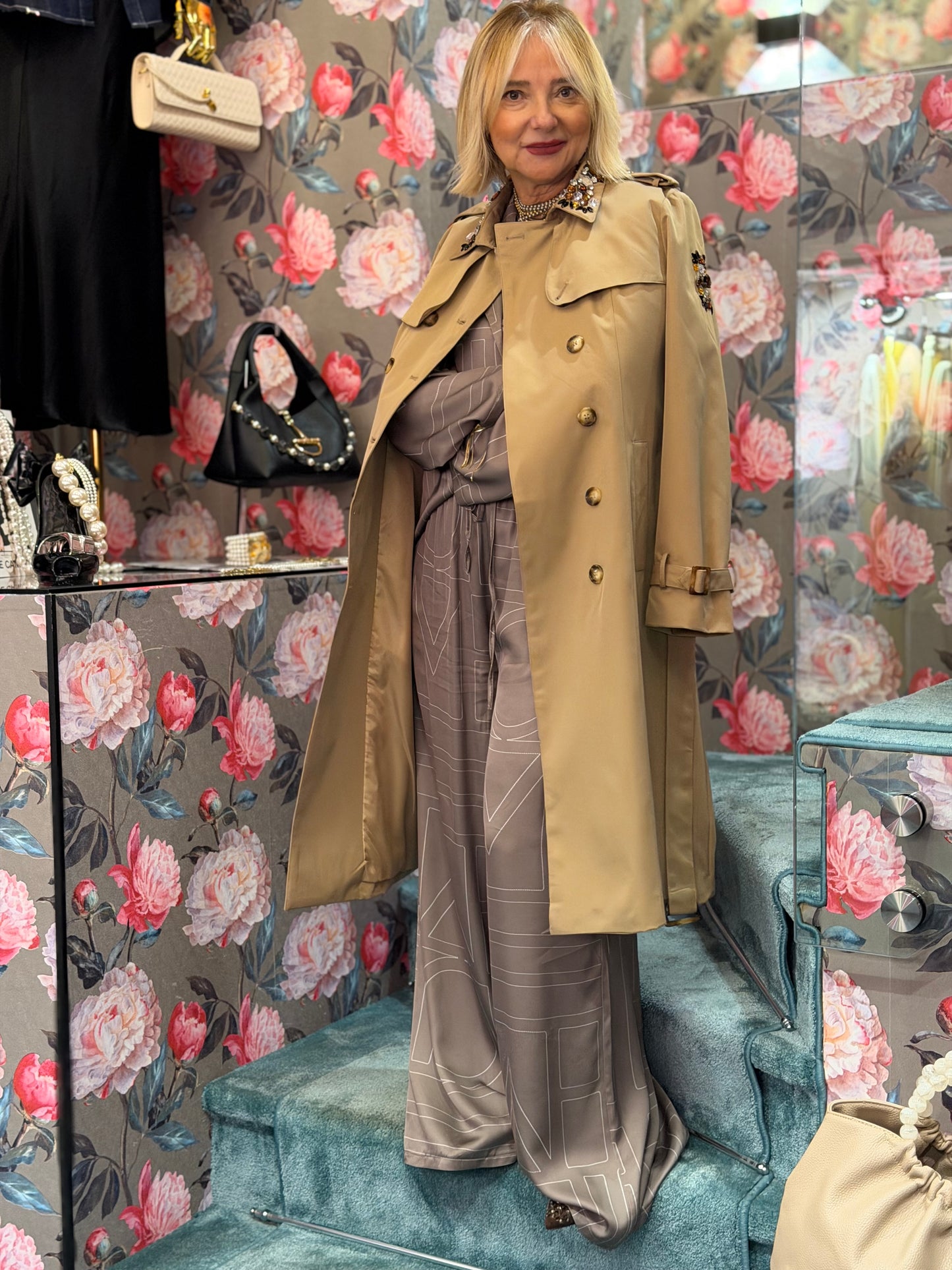 The room trench con applicazioni pietre