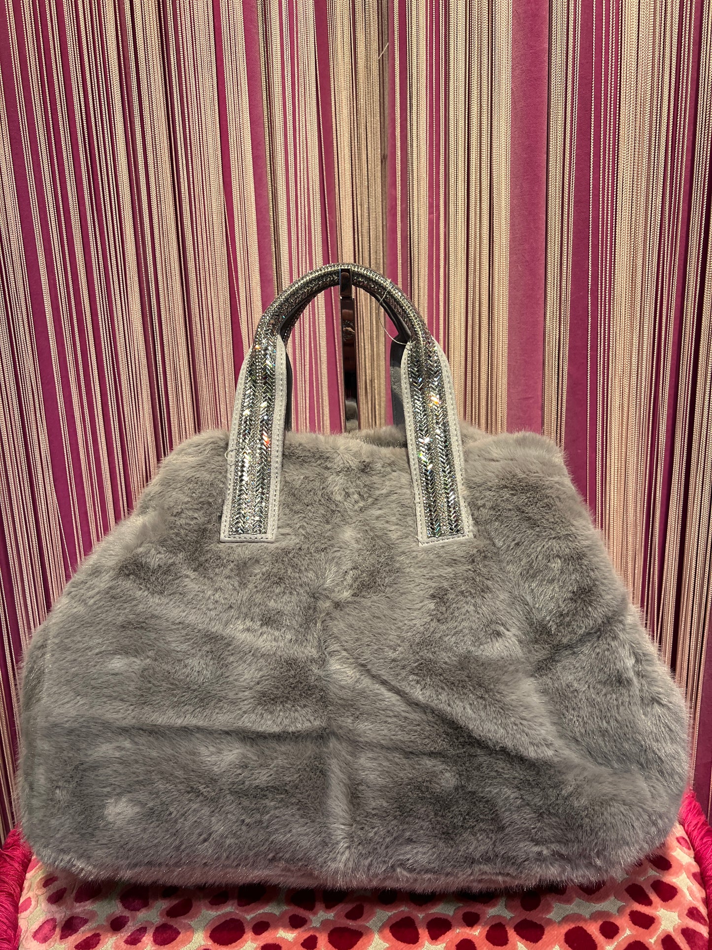 Borsa ecopelliccia grigio perla due manici con Swarovski e pochette