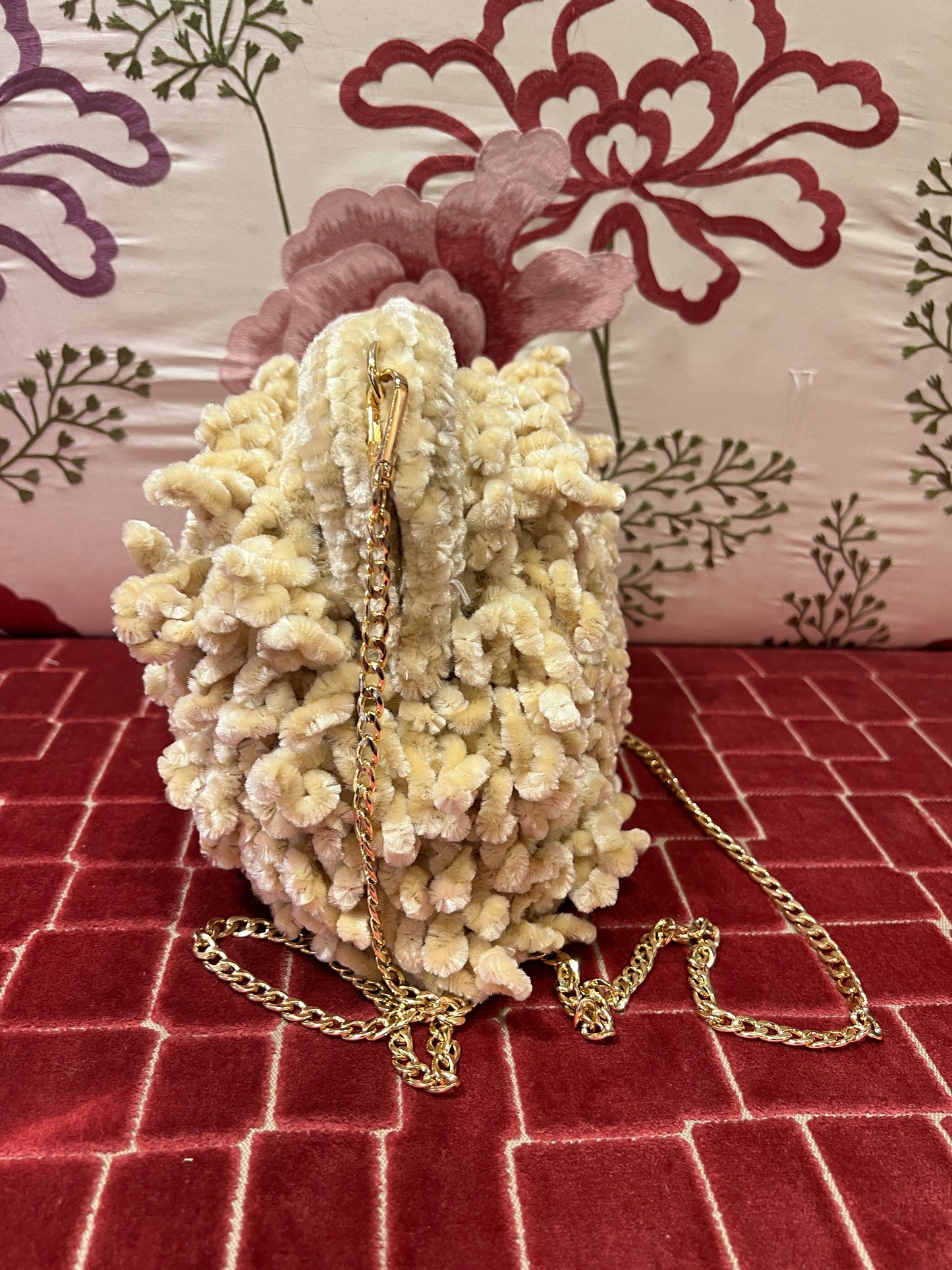Clutch con tracollina dorata in ciniglia crema