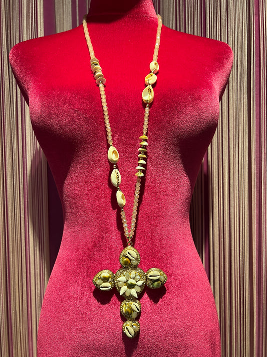 Collana lunga con perline chiare e croce conchiglie bianche