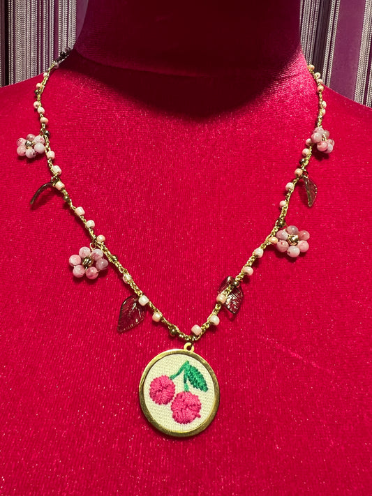 Collana girocollo con filo lavorato all’uncinetto,fiori di perline e ciondolo ciliegie ricamate