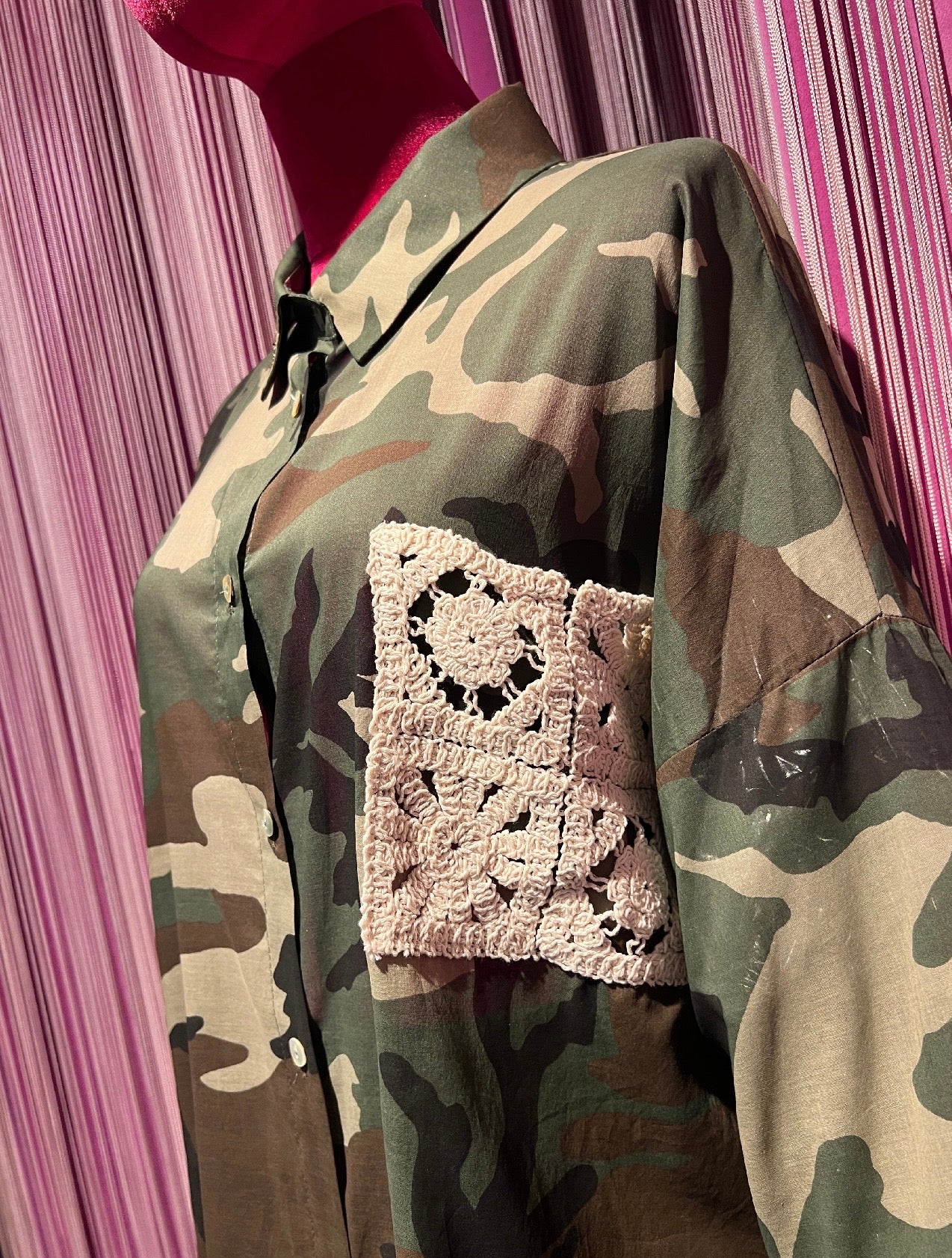 Mon amour Paris completo camouflage con dettagli crochet camicia over con stella nera e pantalone con elastico in vita e caviglia