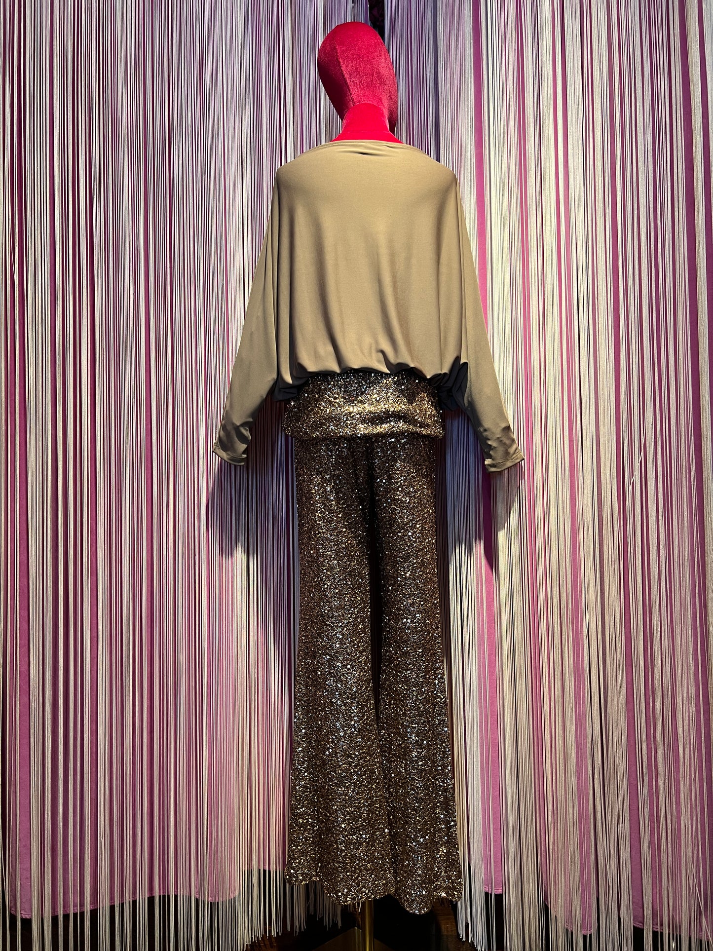 The room completo taupe blusa e pantalone con paillettes
