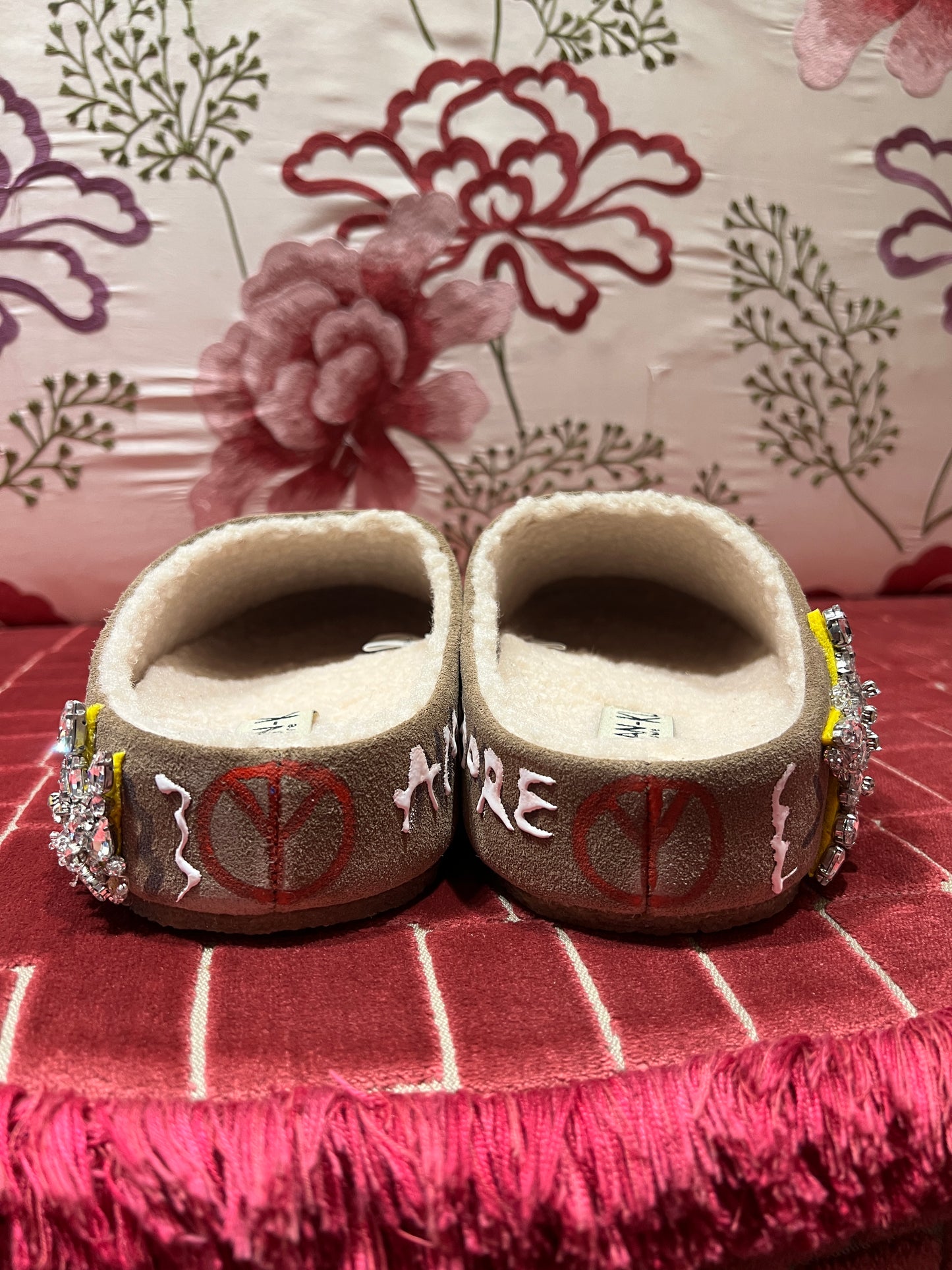 Nan-Ku open shoes con scritte dipinte , applicazioni patch cristalli ed interno in eco montone