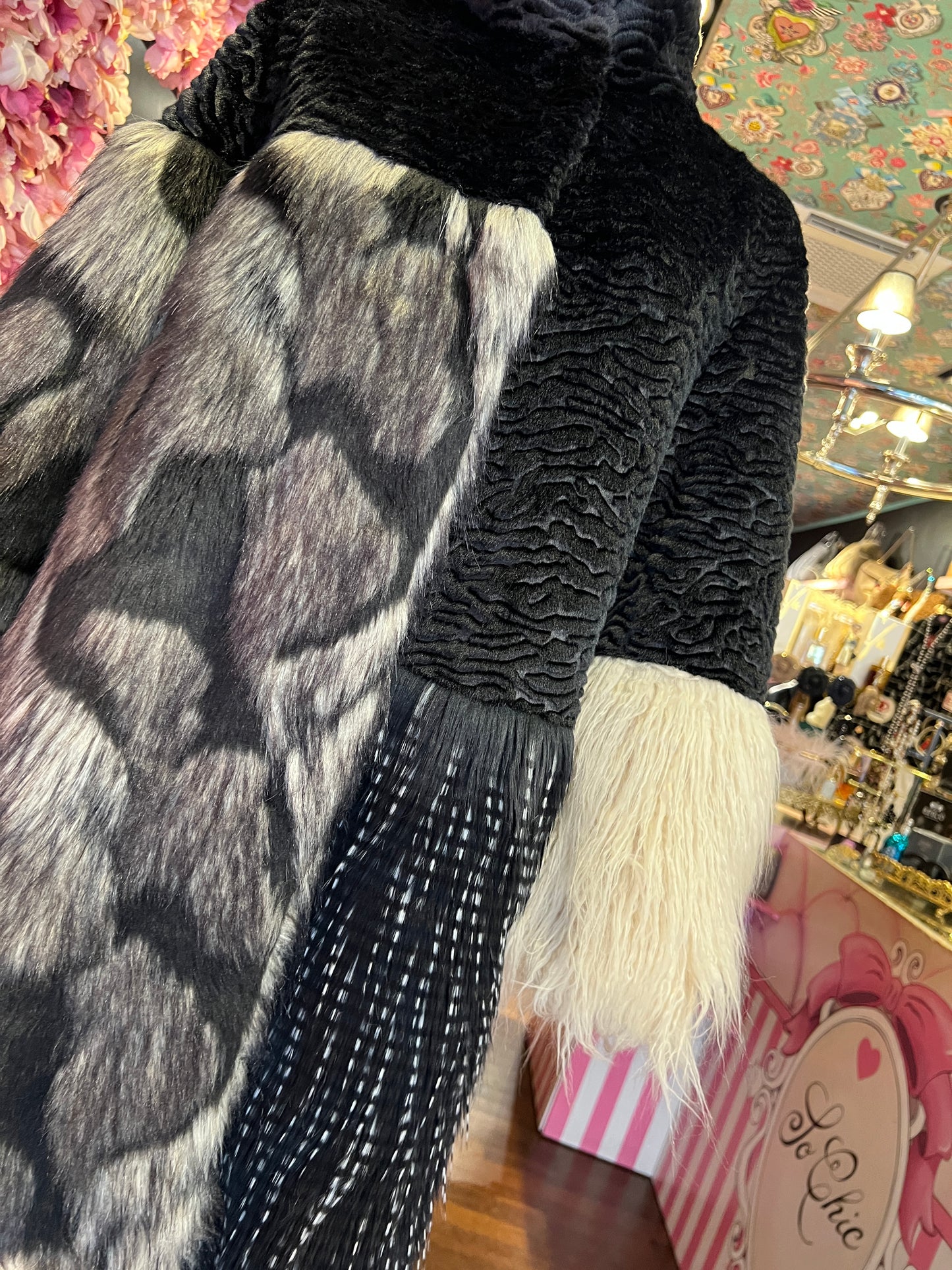 Uncommon cappotto lungo ecopelliccia astrakan nero panna