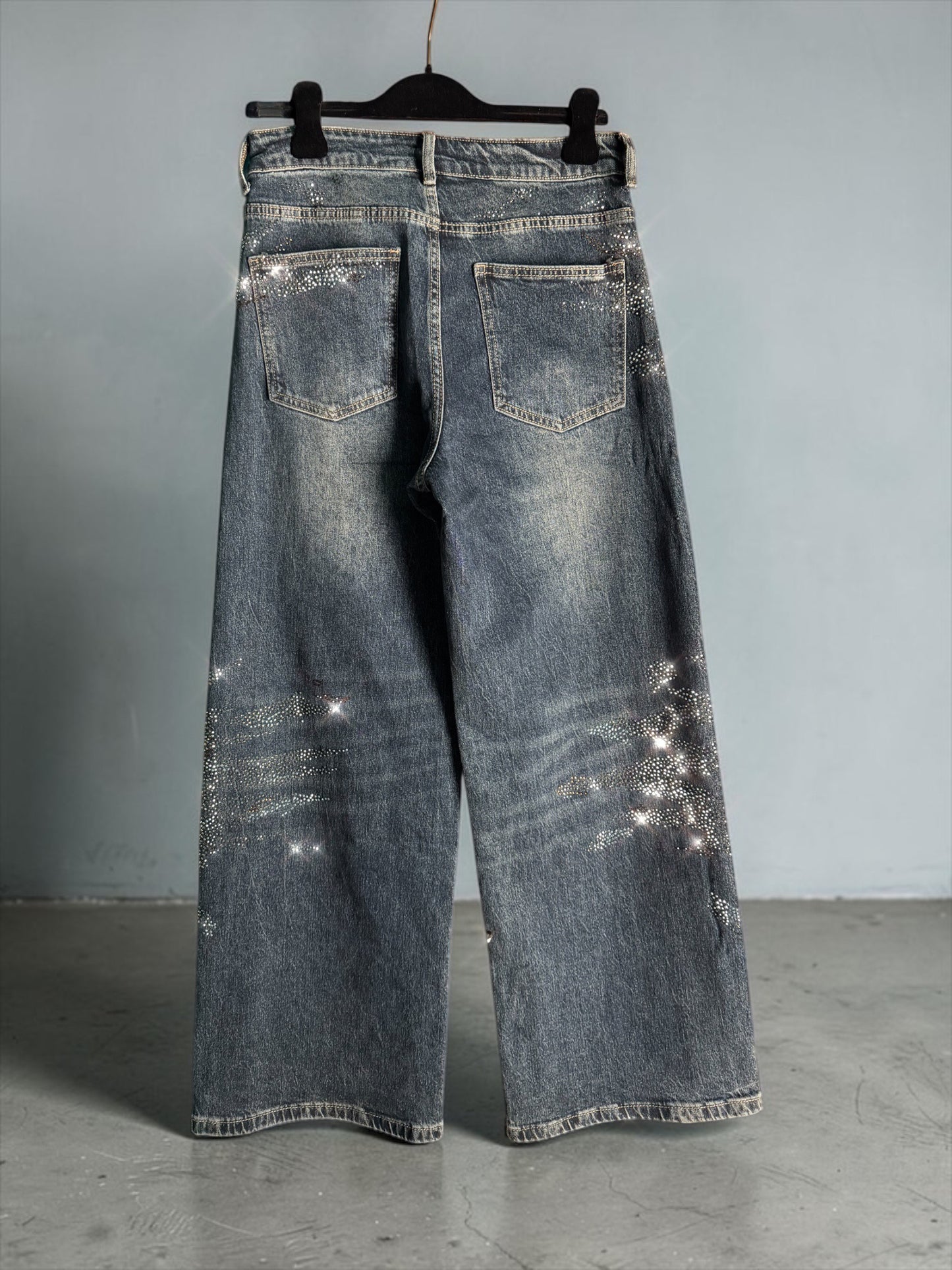 Love&roses 👖✨Jeans 5 tasche in denim, modello wide leg, vita regolare, gamba dritta e ampia. Lavaggio vintage con applicazione all-over di micro strass sul davanti. Chiusura con zip e bottone.